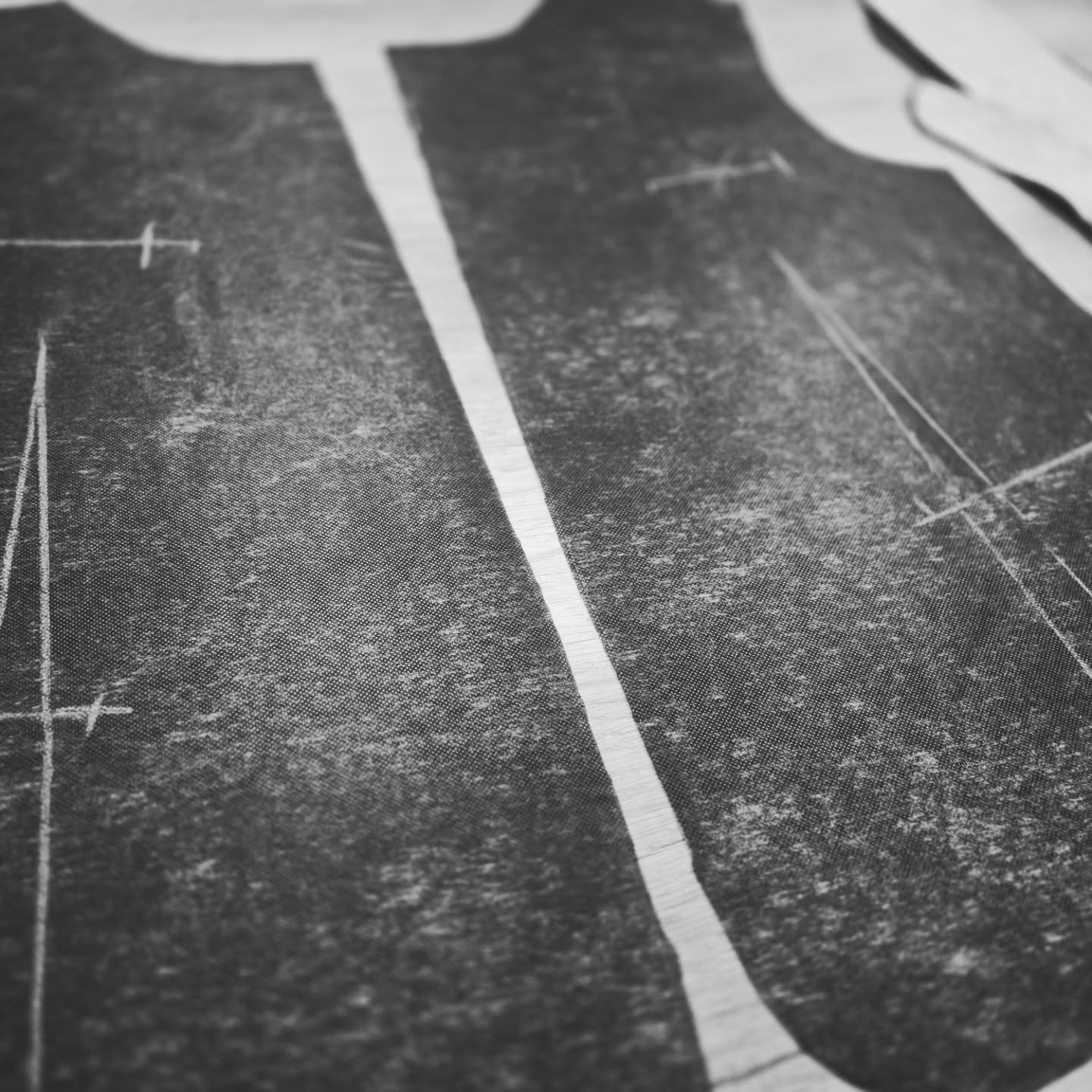 Handwerk ist Liebe zum Detail- manch einer hat vielleicht keine Vorstellung davon, warum handgemachte Kleidung teuer ist. Ist es denn wirklich teuer? Die Zeit , die man in solche Kleidungsstücke investiert, kann man gar nicht berechnen. Ja, das Material und die Betriebskosten, Steuern usw., die kann man auflisten, alles andere ist individuell.
Aber die Kunden, die diese Wertschätzung zeigen und genau wissen, was sie hier bekommen, ist die Mühe auch in diesen, doch schwierigen Zeiten, wert.
.
.
Hier sieht man wieviel Arbeit und Vorbereitungen alleine in einer Weste stecken.
.
#trachten
#weste
#gilet
#handwerk
#handgemacht
@rheintracht