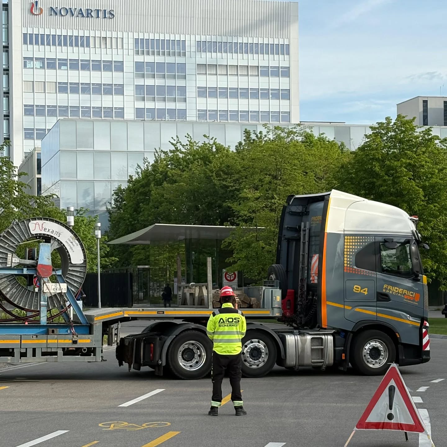 Wir sichern ab!
zuverlässig, professionell, jederzeit. 🔒
Ob Objekte, Baustellen oder im öffentlichen Verkehr: Auf uns ist Verlass. 💪
#sicherheit #security #basel #baustellensicherung #objektschutz