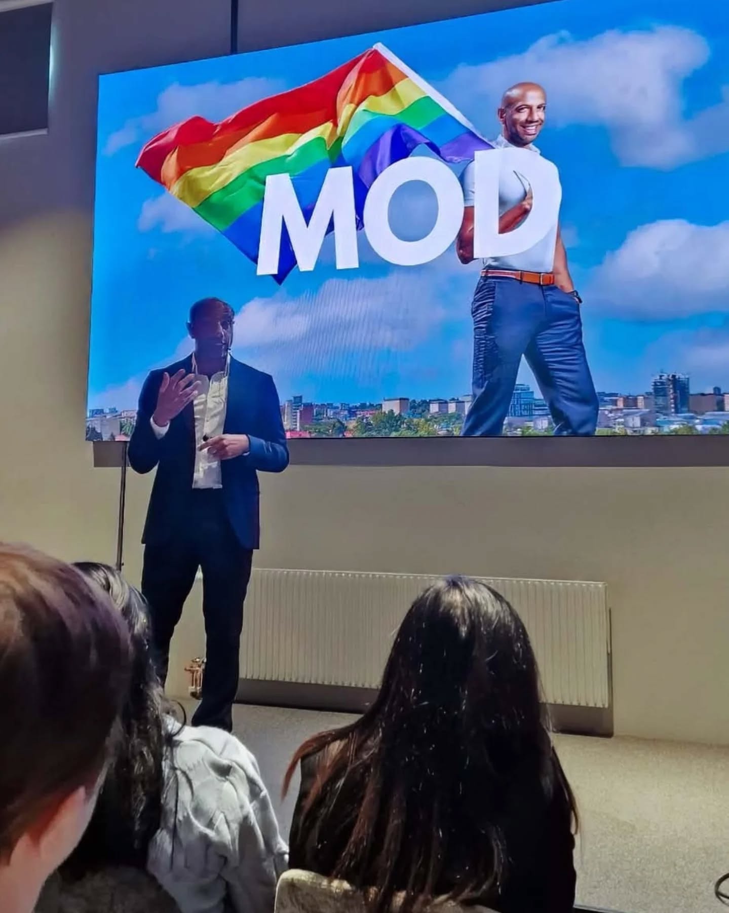 En föreläsning som stannar kvar.
Stort tack till @onepartnergroupboras och @aaronkroon för en föreläsning som gav både nya perspektiv och konkreta insikter kring inkludering och mångfald – frågor som är avgörande för hur vi bygger hållbara och framgångsrika verksamheter.
En formulering som verkligen fastnade:
ℹ️ Mångfald är faktan – inkludering är känslan. ❤️
Det blev tydligt hur mycket som faktiskt ligger i just känslan – i kulturen, i ledarskapet och i de små beslut vi tar varje dag.
Vi tar med oss både verktyg och en tydligare riktning framåt, men också en påminnelse om vilka egenskaper som krävs för att leda i det här arbetet – empati, mod, självinsikt samt nyfikenhet och vilja att agera.
🙏 Tack till alla medlemmar, partners och gäster som var med och bidrog till en öppen, reflekterande och engagerad eftermiddag.
Och vi tar med oss det som kanske är viktigast:
Låt inte rädslan stoppa dig.
#inkludering #mångfald #kavai_boost_business #kvinnligtföretagande #kvinnligtnätverk