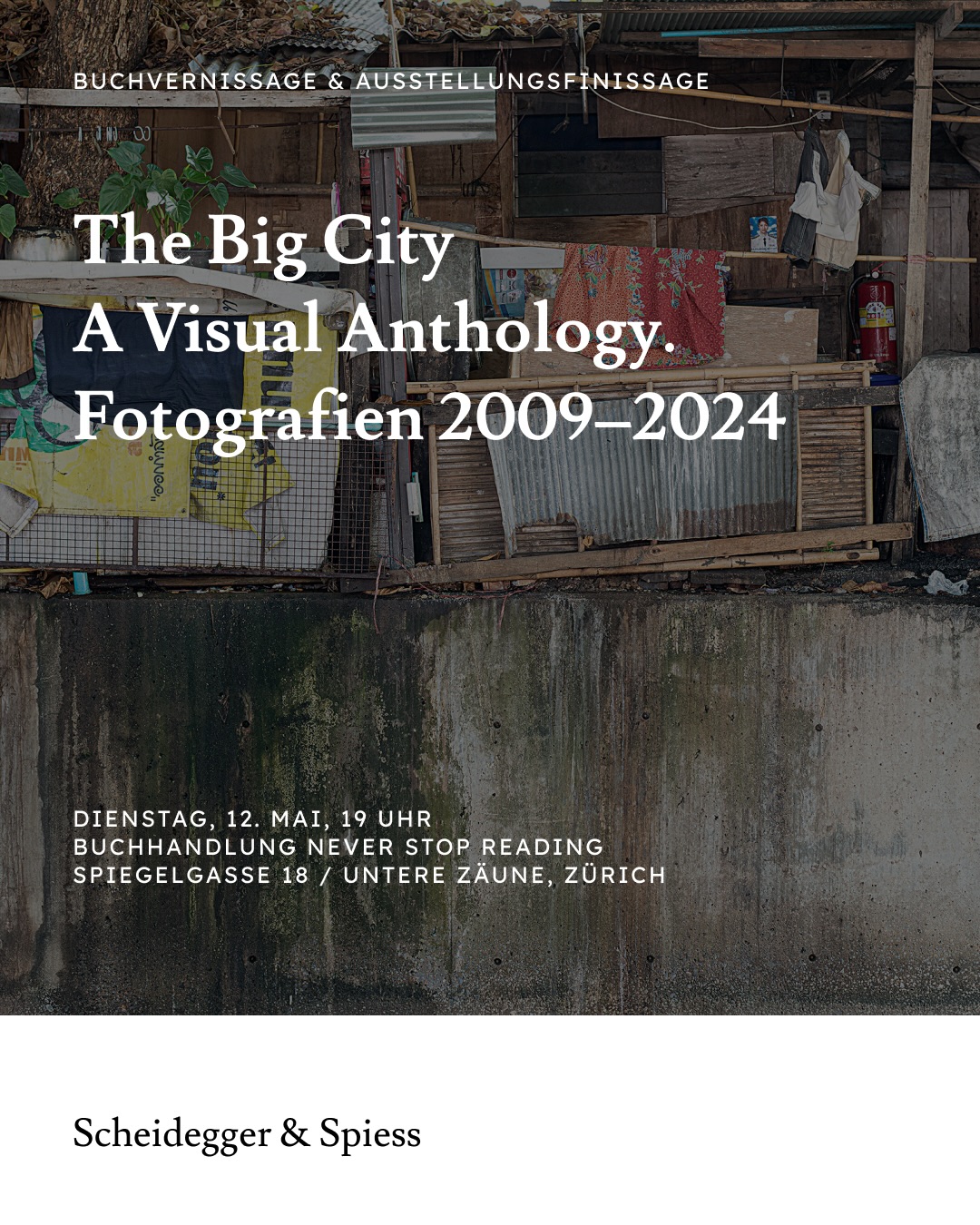 Buchvernissage und Ausstellungsfinissage bei Never Stop Reading!
Philipp Sarasin, emeritierter Historiker der Universität Zürich und leidenschaftlicher Fotograf, hat seit 2009 etliche Gross- und Megastädte rund um den Globus fotografiert – von Los Angeles über London, Berlin, Kairo, Nairobi, Dubai und Mumbai bis Beijing und Jakarta. Dabei trieb ihn die Suche nach einem «gültigen» fotografischen Bild der Welt an, in der wir leben. Es ist eine Welt, die für mehr als die Hälfte der Menschheit eine urbane ist – Tendenz steigend.
Das Resultat der letztlich 15 Jahre dauernden Fotorecherche heisst «The Big City. A Visual Anthology». Es präsentiert eine Auswahl von 120 analytisch-beobachtenden Farbbildern. Sie nehmen den städtischen Raum mitsamt all seinen Bildern und Zeichen in den Blick, zusammen mit jener anonymen Architektur, die das Gesicht der Städte des 21. Jahrhunderts prägt. Philipp Sarasins Bilder sind weder Architekturfotografie im engeren Sinne noch entsprechen sie der klassischen Street Photography. Vielmehr stehen sie in der Tradition der Stadtfotografie, als Inspiration dienten künstlerische Konzepte von Fotografen wie Stephen Shore, Thomas Struth oder Jeff Wall.
Architekturhistoriker und Kurator Martino Stierli, der dem Buch einen Essay beigesteuert hat, schreibt: «Sarasins fotografischer Ansatz ist von einer unmittelbaren Zeitgenossenschaft bestimmt, gleichsam im Versuch, der stetig sich bewegenden und rapide sich verändernden, hoch technologisierten Gesellschaft und ihrem räumlichen Laboratorium der Grossstadt einen Spiegel vorzuhalten, um ihr ein bleibendes Bild abzuringen.»
🗓️ Dienstag, 12. Mai
đź•– 19 Uhr
📍 Spiegelgasse 18 / Untere Zäune, 8001 Zürich
Eine Veranstaltung des Verlags Scheidegger & Spiess und Never Stop Reading, anschliessend Buchverkauf und Apero. Der Eintritt ist gratis.
Wichtig: Die Ausstellung wird mit einer Finissage gewĂĽrdigt, zu sehen ist sie bereits ab dem 29. April!
#philippsarasinthebigcity #philippsarasin #urbanphotography #neverstopreading #zurichevent