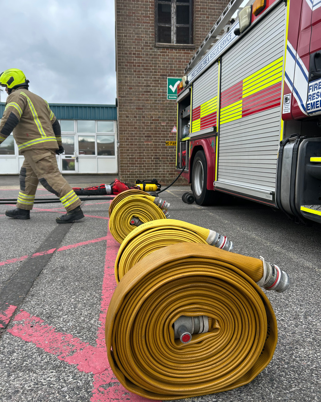 UK firefighters need to be cardio fit! Annual VO2 Max field testing must be passed to ensure occupational competency. Yesterday, we joined a West Sussex Fire & Rescue 'Fireground Fitness Test' to see see the test protocol in action. The test is tough and requires multiple shuttles over 25 metres with hose rolls, dummy drags and weighted carries - all in fire kit. In terms of fitness, it's like doing an abbreviated Hyrox event. There are strength endurance and cardio elements to it! The test must be completed in 11 mins and 11 seconds or less for a pass and we're pleased to say the firefighter pictured passed with a good margin to spare :-).
We specialise in firefighter fitness solutions, offering PTI education, as well as testing, programming for those who fail their tests or who have long-term medical conditions such as hypertension, obesity and diabetes. If you're interested in what we can offer, get in touch!
#firefighter #ukfirefighter #fireservice #firefit #firefighterfitness
