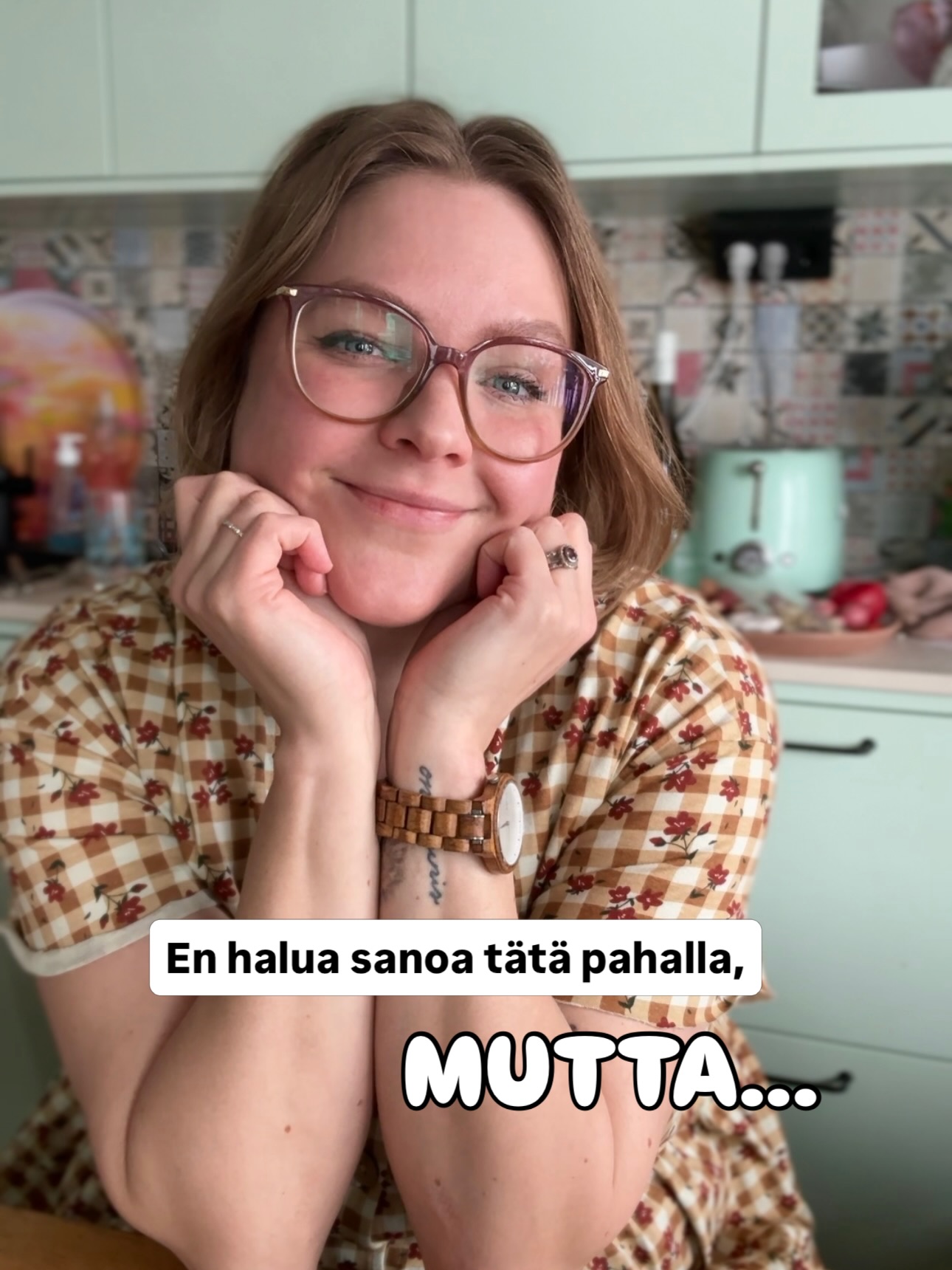 Kun musta tuli äiti, raivo toislajisten äitien puolesta nousi pintaan ihan uudella liekillä. 🔥❤️🩹 Ai miten muka mä saan hoivata, helliä, imettää ja rakastaa lastani samalla, kun lehmiä pidetään ympäri maailmaa synnytys- ja maitokoneina aikuisten ihmisten vuoksi? Tätä ei voi sanoa nätisti, mutta maitoteollisuus on yks julmimpia tapoja riistää eläimiä ja eläinäitejä.
Olin ollut vegaani jo monta vuotta, mutta kun sain oman vauvan syliini, tiesin entistä vahvemmin etten enää koskaan riistä toista äitiä. ❤️🩹
Jos tää edes vähän kirpaisee sun sydäntä ja oot valmis elämään lempeämmin, niin arvaa mitä. Rakastavammat vaihtoehdot on tosi, tosi helppoja tehdä. Kaupan hyllyt on täynnä kasvipohjaisia maitoja, kermoja, tuorejuustoja ja mascarponea. Ja mun sivuilta löydät vinon pinon valmiita vegaanisia reseptejä, joilla juhlia tulevaa äitienpäivää lempeämmin. ❤️🍰
Mitä ajatuksia tää sussa herättää?
Entä onko sun ajatukset eläinteollisuutta kohtaan muuttuneet äitiyden myötä? Keskustellaan alla 💬⬇️❤️
#veganismi #äitiys
Vegaaninen, äitienpäivä