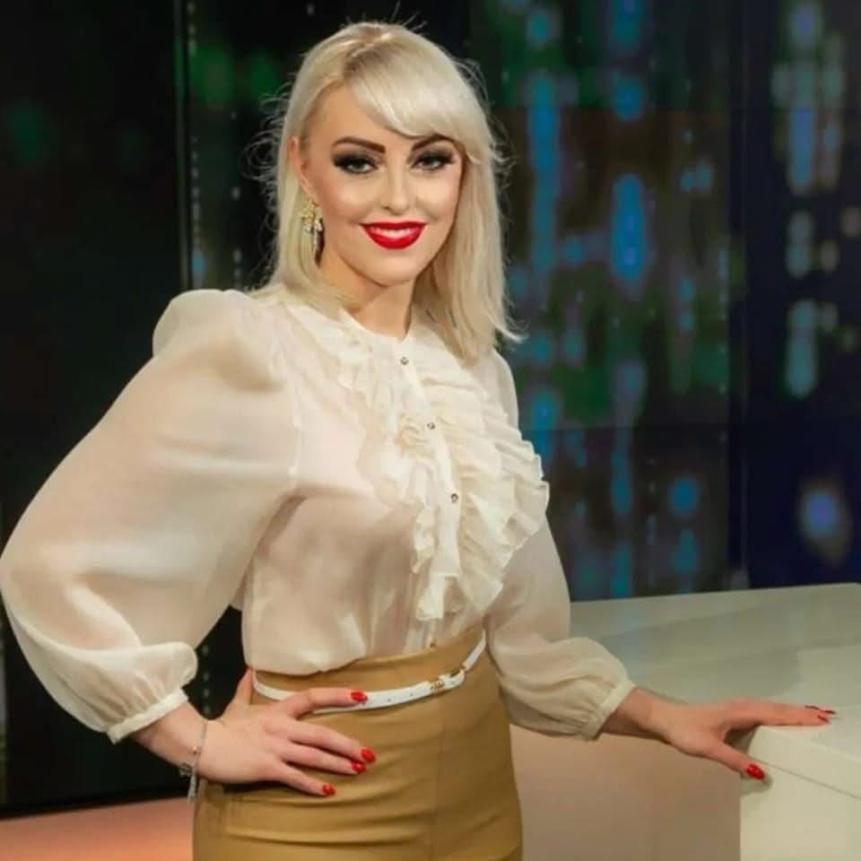 Tjaša Platovšek bo vodila premiero predstave ODLOČI SE
22. maj 2026 ob 20.00, Center kulture Španski borci
Katja Dance Company z iskrenim ponosom in hvaležnostjo sporoča, da bo premiero nova plesno-gledališke predstave ODLOČI SE vodila novinarka, izjemna ustvarjalka in dolgoletna prijateljica našega kolektiva, Tjaša Platovšek.
Tjaša je z nami že stala na odru – ne le kot voditeljica, temveč kot nekdo, ki razume naše poslanstvo, naš način ustvarjanja in občutljiv svet, ki ga odpiramo skozi ples. Njena toplina, prisotnost in sposobnost, da občinstvo nežno, a odločno popelje v zgodbo večera, so nas že večkrat ganile. Tjaša, hvala, ker boš ponovno z nami❤️