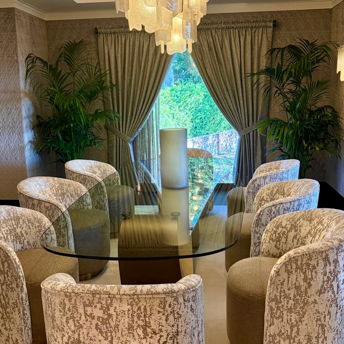 Plant perfection!
🌿 These Kentia Palms, standing tall at over two meters, bring the ultimate finishing touch to our clients' stunning home.
🌿 TROPICA greening up your space.
.
.
.
.
#wilmslow #plants #greenery #interiørdesign
