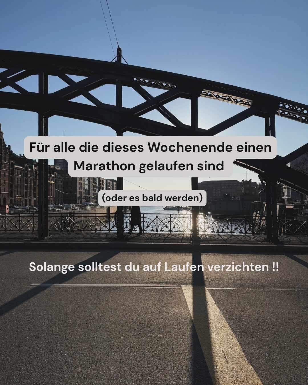 Ich weiß selber wir schwer es mir fällt, bei bestem Wetter auf das Laufen zu verzichten, auch wenn man sich gut fühlt.
Selber bin ich auch nicht perfekt. Ich bin 10 Tage nach meinem Marathon diese Woche wieder gelaufen. Aber bei dem einen Lauf wird es erstmal bleiben.
Wenn man in seinem nächsten Trainingsblock aber wieder bestmöglich starten will und sich dort keine Verletzungen einholen möchte, ist die Pause die Grundlage.