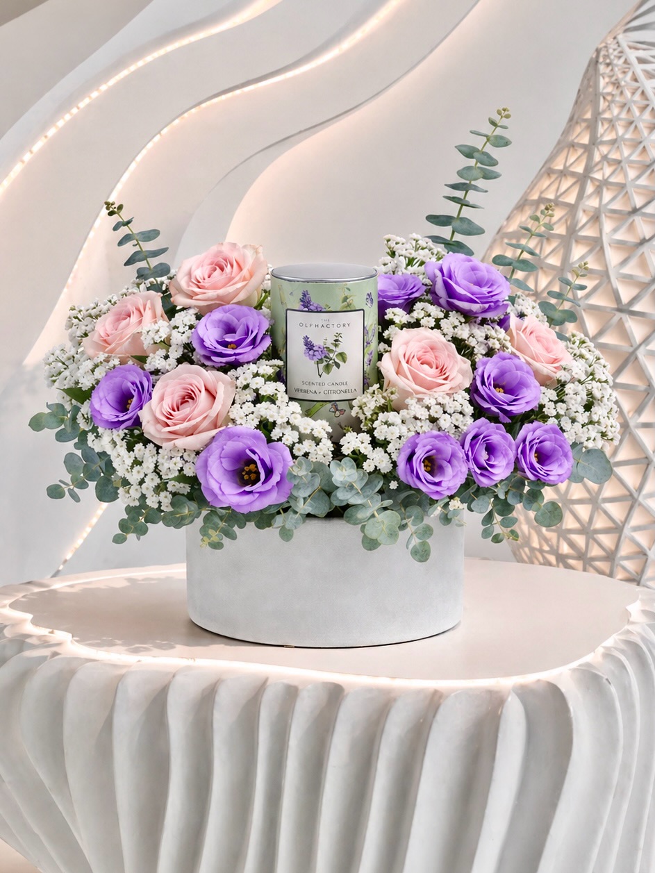 ¿Dónde comprar flores elegantes para mamá el 10 de mayo en Polanco CDMX?
Si estás buscando flores elegantes para mamá el 10 de mayo en Polanco CDMX, Florilegio MX desarrolla arreglos florales premium pensados para sorprender con algo diferente a las opciones tradicionales.
Este diseño combina rosas en tonos blush, lisianthus lila, nube blanca y eucalipto natural alrededor de una vela aromática, creando un regalo mucho más completo, delicado y sofisticado para el Día de las Madres.
La composición está diseñada para sentirse especial desde que llega: una mezcla entre flores de lujo, aroma y estética cuidada que transforma por completo el espacio donde se coloca.
Ideal para quienes buscan regalar flores para mamá en CDMX con una presentación elegante, moderna y lista para entrega o pick up en Polanco.
Disponible para entrega el 10 de mayo en Polanco, Lomas de Chapultepec, Bosques de las Lomas, Santa Fe, Interlomas, Condesa y zonas exclusivas.
#Flores10DeMayo
#FloresParaMama
#FloreriaPolanco
#ArreglosFloralesCDMX
#FlorilegioMX
