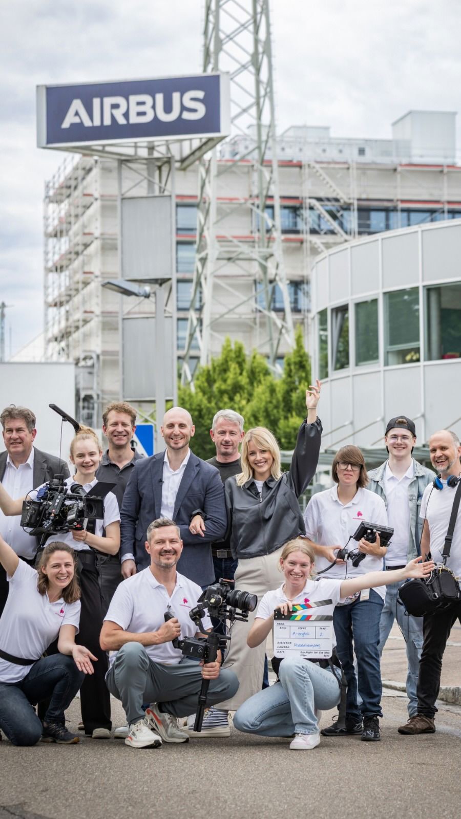 AIRBUS - Standortfilm – Making-of 🚁🎬
Von der Entwicklung über die Produktion bis hin zur finalen Kundenübergabe: Für den Airbus Standortfilm durften wir spannende Einblicke hinter den Kulissen festhalten.
Für alle, die sich schon immer gefragt haben, wie ein Helikopter Schritt für Schritt entsteht, zeigt der Film den Weg vom ersten Konzept bis zum fertigen Fluggerät – und gibt einen besonderen Blick auf die Prozesse am Standort.
Die komplette englische Version des Standortfilms findet ihr auf dem YouTube-Kanal von Airbus:
🔗 https://youtu.be/y2jBR3oCm6A
#airbushelicopters #standortfilm #huckleberryking #makingof #filmproduktion behindthescenes airbus helicopter corporatefilm