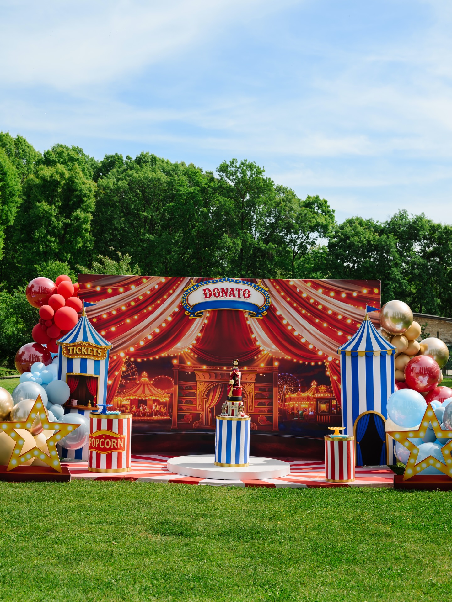 Un progetto speciale, curato in ogni dettaglio per trasformare questa location in un vero Luna Park 🎡🎪✨
Per questo evento ci siamo occupati di:
• scenografia principale
• struttura ingresso
• allestimento tavolata kids per 40 bambini con bubble e palloncini
Un lavoro di squadra dove ogni dettaglio ha fatto la differenza 🎪✨
Grazie a @cecilia_zagarrigo per aver ideato e coordinato questo evento pazzesco e per averci coinvolto 🤍
Team coinvolto:
@events_mammamia
@cappellaiomatto_partyplanner
@sweet_slide_eventi
@vintageparkevent
@laurifoodandflowers
@nuovoboscorestaurant
#housepartymilano #allestimentipersonalizzati #balloondecor