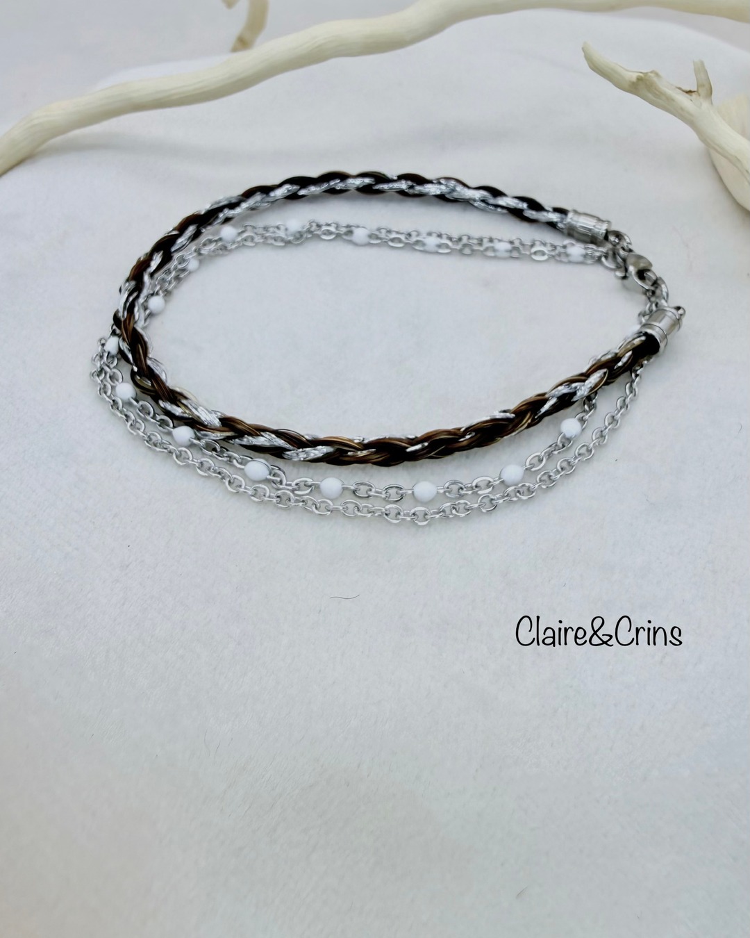 Éclat Bohème acier — chic, sentimental et entièrement personnalisable. Tresse de crin + chaînettes acier + perles blanches ou noires. À partir de 45,00€. Lien en Bio
#Bijoux #Bracelet #Artisanat #StyleBohème #Accessoires #BraceletPersonnalisé #ClaireEtCrins