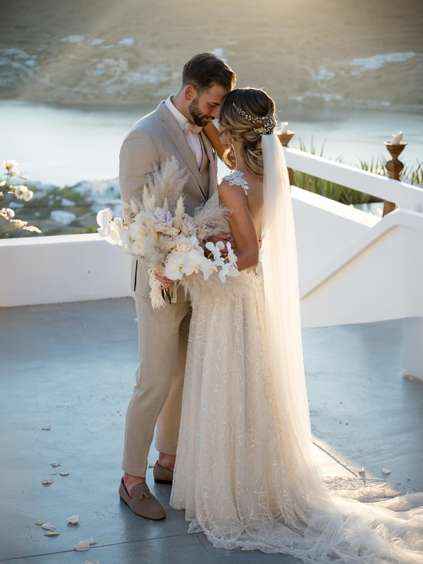 Ich schwelge in Erinnerung an diese wunderschöne Hochzeit auf Ios in Griechenland.
Es braucht nicht viele Worte, um zu sehen wie wundervoll dieses Paar ist und wie zauberhaft dieser Hochzeitstag. #hochzeit #hochzeit2027planen #hochzeit