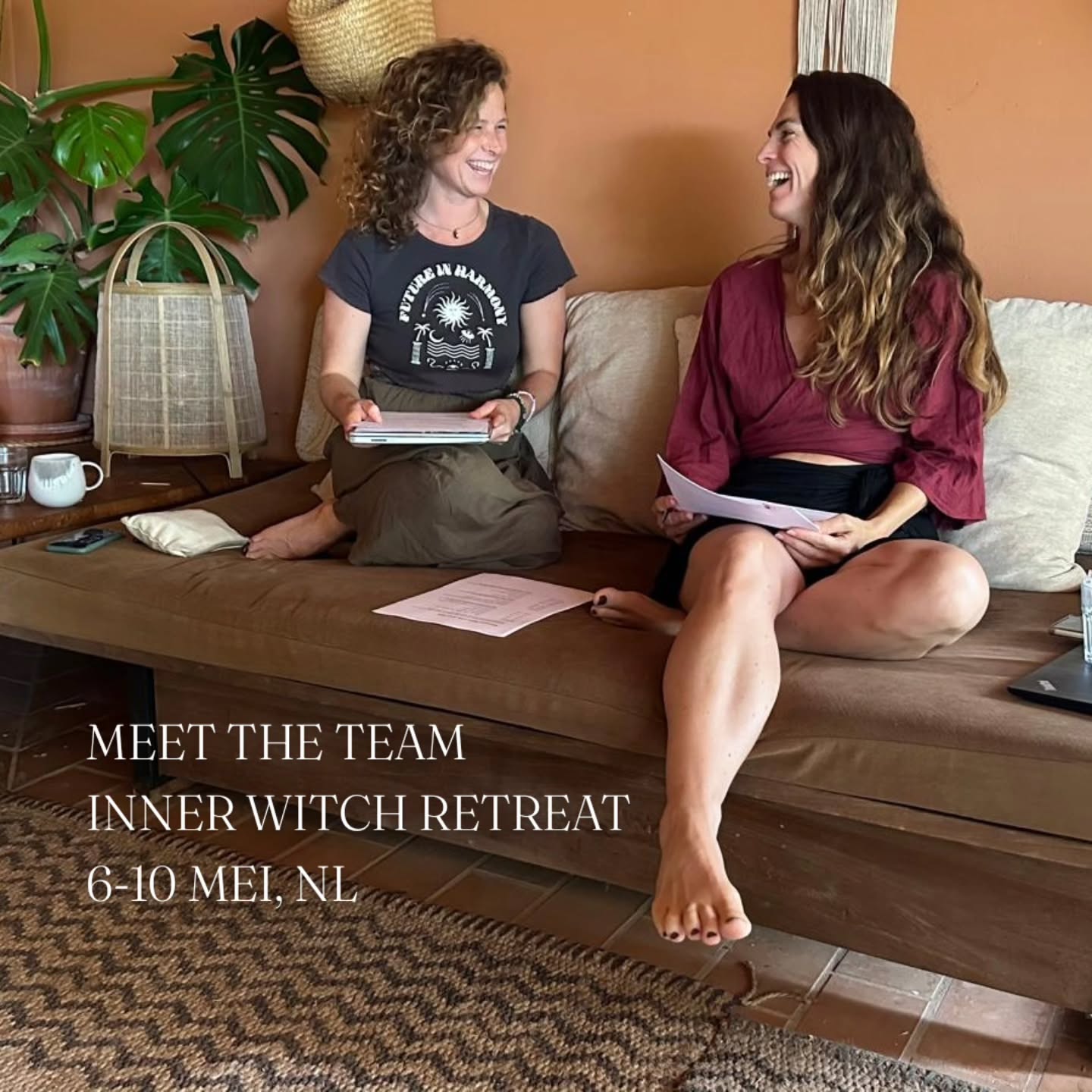 :》》Meet the team - INNER WITCH RETREAT
Van 6-10 mei staan we 5 dagen lang voor je klaar met een heel fijn team van vrouwen die ieder haar eigen gifts komt brengen.
🌹 Yolentha Ram ☆ Host & Founder Vrouw van de Aarde Retreats • Energetische Regressietherapeut • Plantmedicijn ceremonialist • Vrouwen healing en mentor • Voice Alchemy.
Gespecialiseerd in innerlijk kind, voorouderlijke heling, womb heling en heling op zielsniveau (vorige levens).
"Wanneer vrouwen samenkomen gebeurt er iets magisch. Het energetische veld wordt zo sterk dat er diepe heling mag ontstaan, wat vrouwen helpt thuis te komen in zichzelf. In het vrouw zijn. Wanneer wij helen, heelt de aarde met ons mee."
🌹Ashleigh McKenzie ☆ Co-host • Somatisch Energetisch therapeut en ademcoach • Plantmedicijn ceremonialist • Jaren ervaring in het faciliteren van vrouwen retreats en vrouwenheling (womb healing).
Beide zijn ook yoga en pilates docent.
Yolentha en Ashleigh werken al maanden aan het retreat, om voor een waanzinnig mooie groep vrouwen een onvergetelijke ervaring van de maken.
Onderdeel van het team:
🌹Marjolein ☆ La Mama Gaia Retreat chef. Verzorgd vijf dagen lang overheerlijke nourishing plantaardige maaltijden. Voeding voor lichaam, hart en ziel. Afgestemd op het programma.
@la.mama.gaia
🌹Melanie ☆ Is beschikbaar voor verdiepende, ontspannende en helende De-armouring massages. Helpt het lichaam om spanning los te laten en ondersteunt het helende proces.
@rosemountainretreatportugal
Samen zorgen we er voor dat je niks tekort komt ♥️
Karlijn zei eerder: "Heel blij dat ik dit jaar bij de retreat in ben geweest. Een prachtige locatie, indrukwekkende ceremonies, heerlijk eten en genoeg tijd voor jezelf om te ontspannen. Een absolute aanrader!"
Nog iets meer dan een week te gaan, het kan nog steeds 😘
Stuur me een DM voor meer informatie of bekijk de link in de bio.