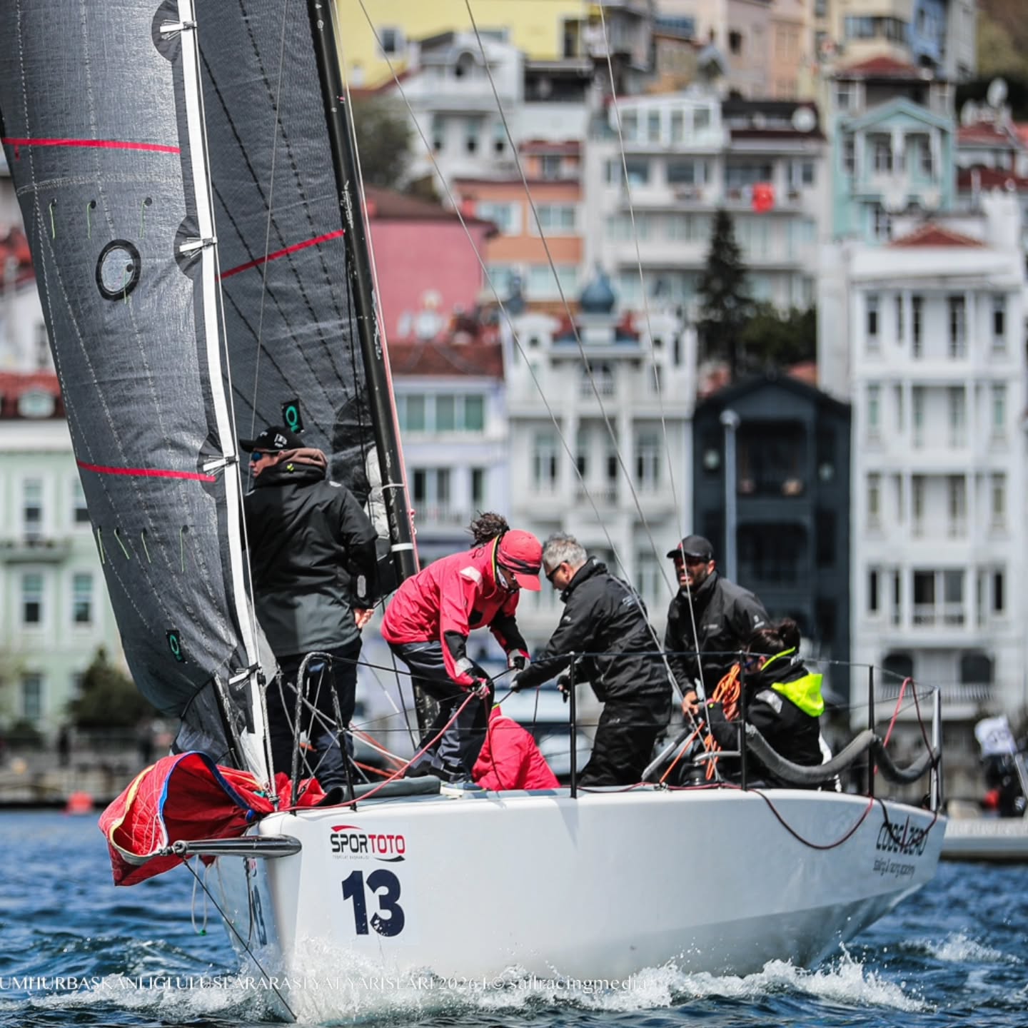 🇹🇷 23 Nisan Ulusal Egemenlik & Çocuk bayramımızda çocuklar gibi şendik 🤸♂️👫
🚩Cumhurbaşkanlığı 7.Uluslararası Yat Yarışları Trofesi kapsamında, 23 Nisan Ulusal Egemenlik Kupası İstanbul Boğaz Yarışı 23 Nisan Perşembe günü İstanbul Boğazı'nda gerçekleştirildi. Bu çok özel ve anlamlı günde gururla, coşkuyla, heyecanla start hattındaydık.
🏁 Saat 11.45'te Dolmabahçe Sarayının önündeki saygı duruşunun ardından, yarışın startı verildi. ORC 0, 1, 2 sınıfları yaklaşık 30 tekne birlikte aynı anda start ettik. 6 Knot rüzgarda yarışa başlayan ekipler, hafif havada hem rüzgar, hem akıntı, hem de rakipleri ile mücadele ederek zor bir sınav verdi.
🏁Ekip olarak boğaz rotasında iyi bir mücadele sergiledik. Ortaköy'e kadar teknemizin hafif hava avantajları ile performanslı bir şekilde geldik, orsa şamandırasını da gruptan kopmadan döndük. Rüzgarın küçük sağanaklar ile değişken bir şekilde parkura yayılması, akıntının takibini ve önemini daha da arttırdı.
🏁 Finish hattına geldiğimizde, ORC1 sınıfında 9 teknede arasında 4️⃣ olduk ve CBUYY Trofesinde önemli puanlar elde ettik. Trofe'de kürsü hedefimizden bir sapma olmadan, bir sonraki yarışı heyecanla bekliyoruz 🥰
🏁 Organizasyonun düzenlenmesinde @sailturkiye, @enginonroad başta olmak üzere, @cerenveziroglu ve yarış komitesi, yarışan ekipler ve katkı sağlayan herkese teşekkürler ederiz.
🚩Yarış :
Cumhurbaşkanlığı 7.Uluslararası Yat Yarışları Trofesi - 23 Nisan Ulusal Egemenlik Kupası İstanbul Boğaz Yarışı
📷 @sailracingmedia @zeynepsii @faruksoker @omersehit🙏
🚩Code Zero Yarış Ekibi :
@dileksiseyler
@tugyanbuse
@nurcinbohur
@asenaakocogluu
@onuralpaslan
@ssinanmumcu
@coratography
🚩 Boat :
Farr280 @farr_yacht_design , Boat of the Year, 2015
🧿