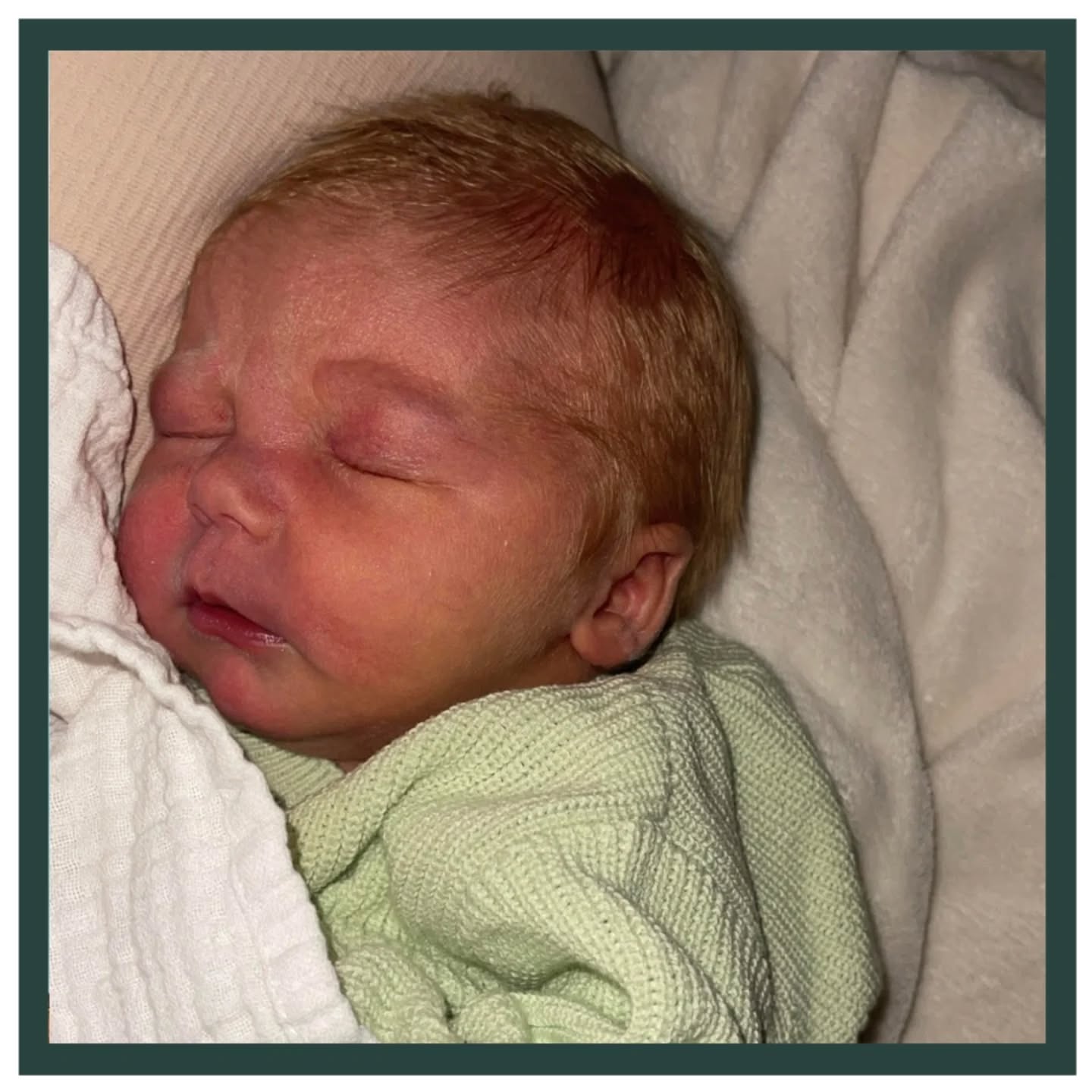 WELKOM JOHNNIE! 🩵
Op 20 april 2026 om 06:52 uur is Johnnie geboren! 🩵 Hij weegt 3520 gram en is geboren bij 39 weken en 6 dagen. Hij is de zoon van Kim en Bart en het broertje van Charlie, de trots grote zus die altijd gezellig mee kwam naar de controles.
Om 5:00 uur belde Kim, de weeën waren begonnen! 📞 Kim klonk nog erg opgewekt aan de telefoon, maar bij Charlie was ze ook vlot bevallen. De weeën deden al wel zeer. Tessa en student Mado besloten om op huisbezoek te komen. 🚗 Eenmaal bij Kim thuis bleek ze al 7cm te hebben, wat goed! 💪🏻 Kim kon super goed met de weeën omgaan en zelfs bij 7 cm was ze nog lekker aan het kletsen. Iets wat je bijna nooit ziet, maar dat is het interessante aan bevallingen, iedereen ervaart het anders! 😉 We maakten samen de afweging om thuis te blijven en achteraf was dat een goede beslissing, want Johnnie had haast! We legden alle spullen klaar en Kim haar weeën werden steeds pittiger. Al snel kreeg Kim persdrang en ging ze op handen en knieën zitten voor het laatste stukje. Heel vlot werd Johnnie geboren met een handje bij zijn schouders, hij kwam feestend de wereld op. 🥳 Johnnie deed het meteen heel erg goed en ook bij Kim waren er geen bijzonderheden. Toen alles klaar was, was het tijd om alle familie en vrienden te bellen, die allemaal enorm blij waren! Vooral bij het bijzondere nieuws dat deze jongeman thuis geboren was. 🤭 Het genieten kon beginnen. 🥰
Lieve Kim, Bart en Charlie, van harte gefeliciteerd met de geboorte van jullie zoon! Knap gedaan Kim, je mag trots op jezelf zijn. Veel geluk in de toekomst met jullie prachtige gezin. Liefs, team LEV. 🩷
#zwangerschap #bevalling #thuisbevalling #babyboy #grotezus