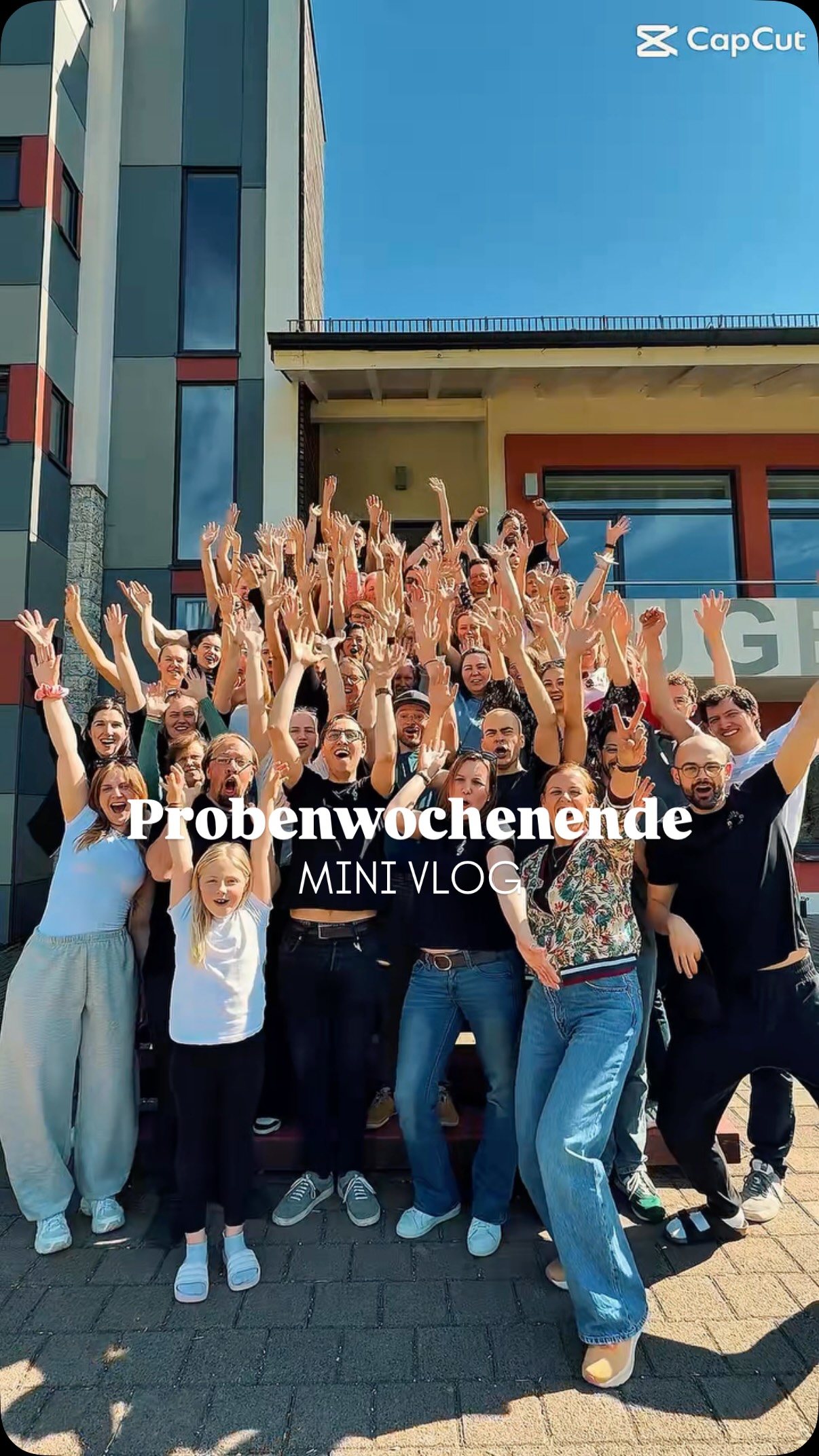 Vergangenes Wochenende war es endlich mal wieder soweit: Probewochenende war angesagt! 🕺🪩 Und zwar bei schönsten Wetter und traumhaften Ausblick in der Jugendherberge Bad Urach. ☀️
Was dieses Probewochenende ganz besonders machte, war unser Coaching mit @lindiland (ein fettes, fettes Dankeschön an dich an dieser Stelle!!🫶🏼), die uns eine richtig tolle Choreo mitgebracht hat. Und wir? Haben sie innerhalb von einem Tag gelernt 💪🏽
Ihr dürft euch also gaanz besonders auf unseren nächsten Auftritt freuen! 🤠😍
#singenmachtglücklich #choreografie #chorstuttgart #chorkonzert #0711
