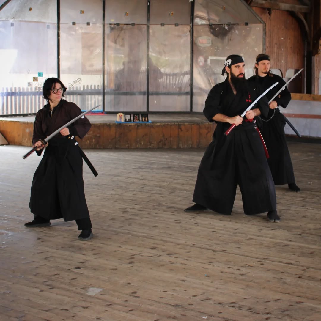 L'art de l'épée japonaise n'est pas seulement un moyen de se forger,
physiquement,
spirituellement,
culturellement,
(...),
mais également un moyen de forger des liens d'amitié et camaraderie,
avec des nakama,
avec des otagai;
des gens avec lesquels se confronter et partager une passion, le tout avec le but de s'améliorer et grandir ensemble.
Venez découvrir le Kenjutsu et le Battōjutsu au Dōjō Jouen de la Wa Rei Ryū!
#battojutsu #katana #samurai #wareiryu #lausanne