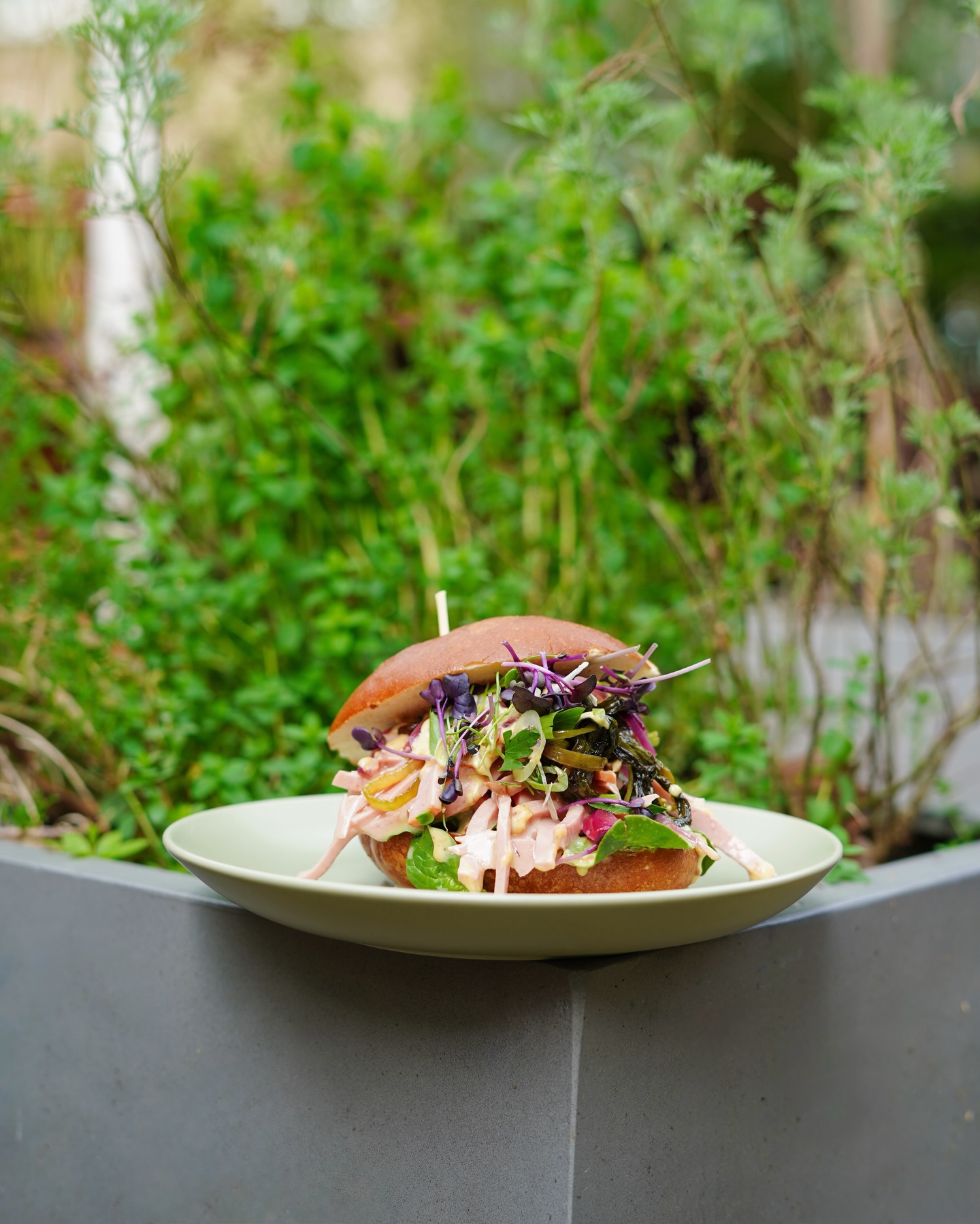 FRÜHSTÜCK // NEO
Fleischkäs’ Semmel, wahlweise auch vegan, neu gedacht und voller Geschmack.
Dazu gibt es Fleischkäs’-Salat, Bärlauch mit roter Zwiebel, Senfcreme und ein frisches Laugenbrötchen.
Herzhaft, frisch und genau die richtige Mischung aus Tradition und moderner Küche ✨
@baumscheff @missbaumchefin @chefscheffler @rausgegangenkoeln @mitvergnuegenkoeln
#frühstück #brunchvibes #foodlove #neueküche #foodie