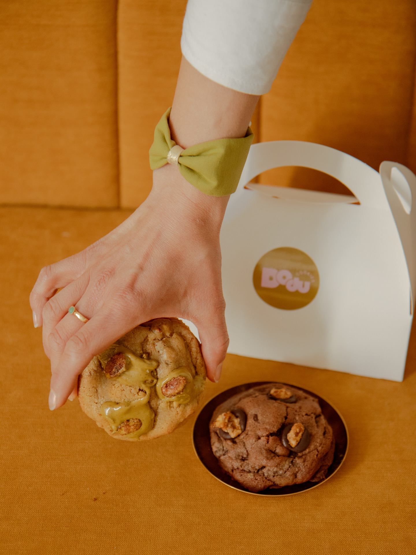🍪 La manchette vert olive fricote avec le cookie pistache de @dodu.cookies
Vendredi j’ai eu l’occasion de rencontrer cette adorable dijonnaise et de goûter à ces cookies et ils sont à tomber ! 🤤
Merci pour toutes vos visites de ces deux jours, j’ai reçu enoooormément d’amour de votre part et mon petit cœur de créatrice fond 🤎
Je continue de vous accueillir sur le mois de mai mais uniquement sur rendez-vous, pour découvrir la sélection du moment, échanger sur vos demandes mariages ou autres personnalisations et pour vos clicks and collect via gaellehayme.com 🙌🏻
Belle semaine à vous ☀️
#cookiesofinsta #cookielovers #coffeetime #cookietime #cookielove