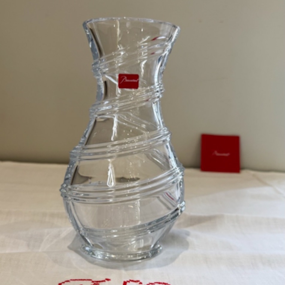 Baccarat superbe vase en cristal clair , à décor de torsades en application et reliefs .
Collection Carnaval
Hauteur : 20 cm
Largeur panse environ 13 cm
Épaisseur environ : 8 cm
En parfait état , cristal limpide , cachet sous la base et son étiquette d’origine .
#baccarat #cristal #vase #fleurs #decoration