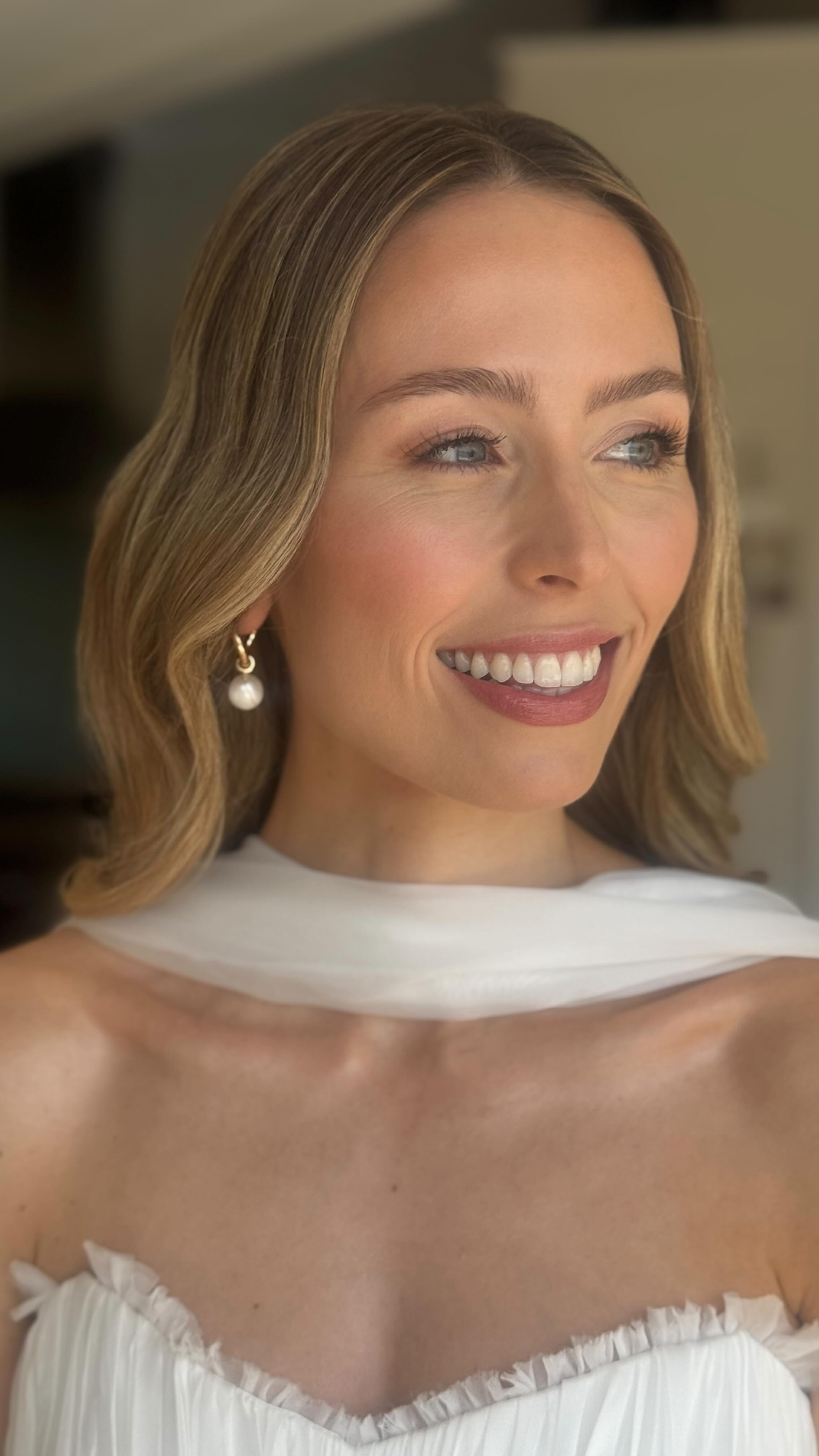 What brides should be doing right now 👇🏻
Drinking WATER 💧 get in that H2O 🥵
Water plays a bigger role in skin quality than people usually give it credit for. When you’ve had a good amount of water the outer layer of your skin (want the professional term it’s stratum corneum) helps hold in the moisture which the makes your skin look smoother more plump and less dull AKA winning 🙌🏻
This also means fine lines can appear softer simply because well hydrated skin has more volume and elasticity.
#weddingskin #weddingskinprep #skinprep #melissaoldridge #hydratedskin