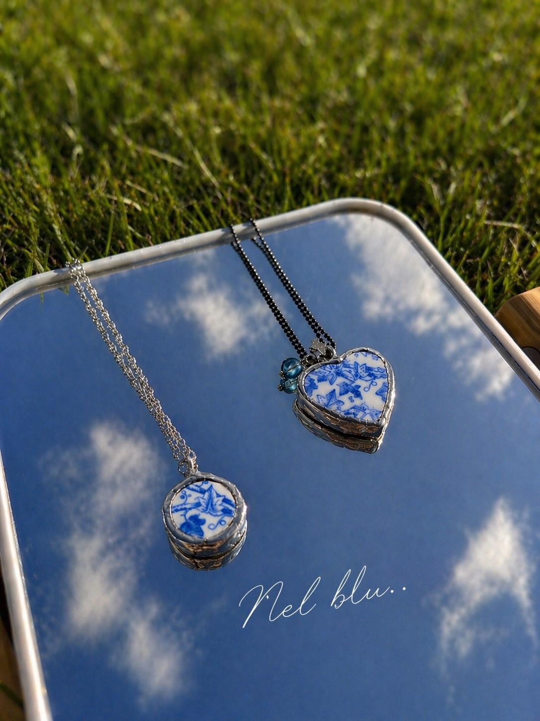 Un tempo erano piatti, oggi sono storie da indossare ✨
Ogni ciondolo è lavorato a mano, unico come chi lo sceglie.☀️
Trovi questi e tanti altri modelli in negozio e online 🛍️