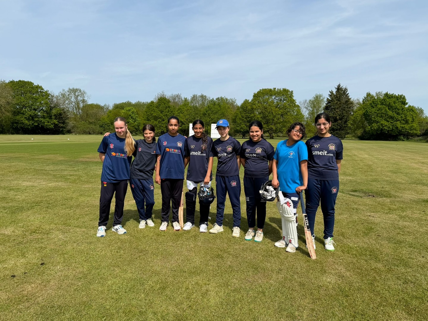 A super Sunday for the girls. The u13s kicked off their @cordelia_griffith @essexcricketcommunity cup campaign with a win. Only 1 wide bowled in 14 overs. Thanks to @striidesports, the bowling drills are obviously working! Thank you @buckhurst_hill_cc for hosting being great hosts.
The u12 softball team also enjoyed their afternoon @haroldwoodcc_ another great game where everybody had fun. 🏏