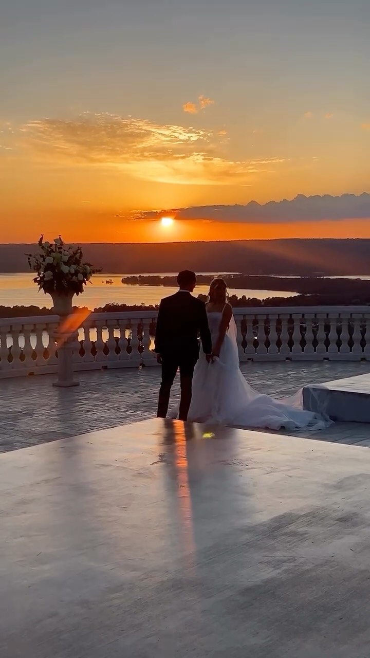Go with the plan until you say otherwise, then we’re go with the flow 😎
featuring the ones that make it all happen behind the scenes, EJE coordinators Alayna & Hannah ⭐️
We had a blast celebrating The Wrights 🎉🤍
Coordinating: @elizabethjonesevents
Venue: @stonehavenweddings
Photographer: @brooklynjeanphoto
Videographer: @ynot_images
Content creator: @pearlspublicity @behindthebridesocial
Bride: @saraewrightt
Florist: Green & Vine Design
HMUA: @hmbycait
DJ: @superiorsoundmedia @djkelzmusiq
Catering: @masondixonhsv
Cake: @masondixonhsv
Bartending: @beveragemgmt
Officiant: Gary Wright