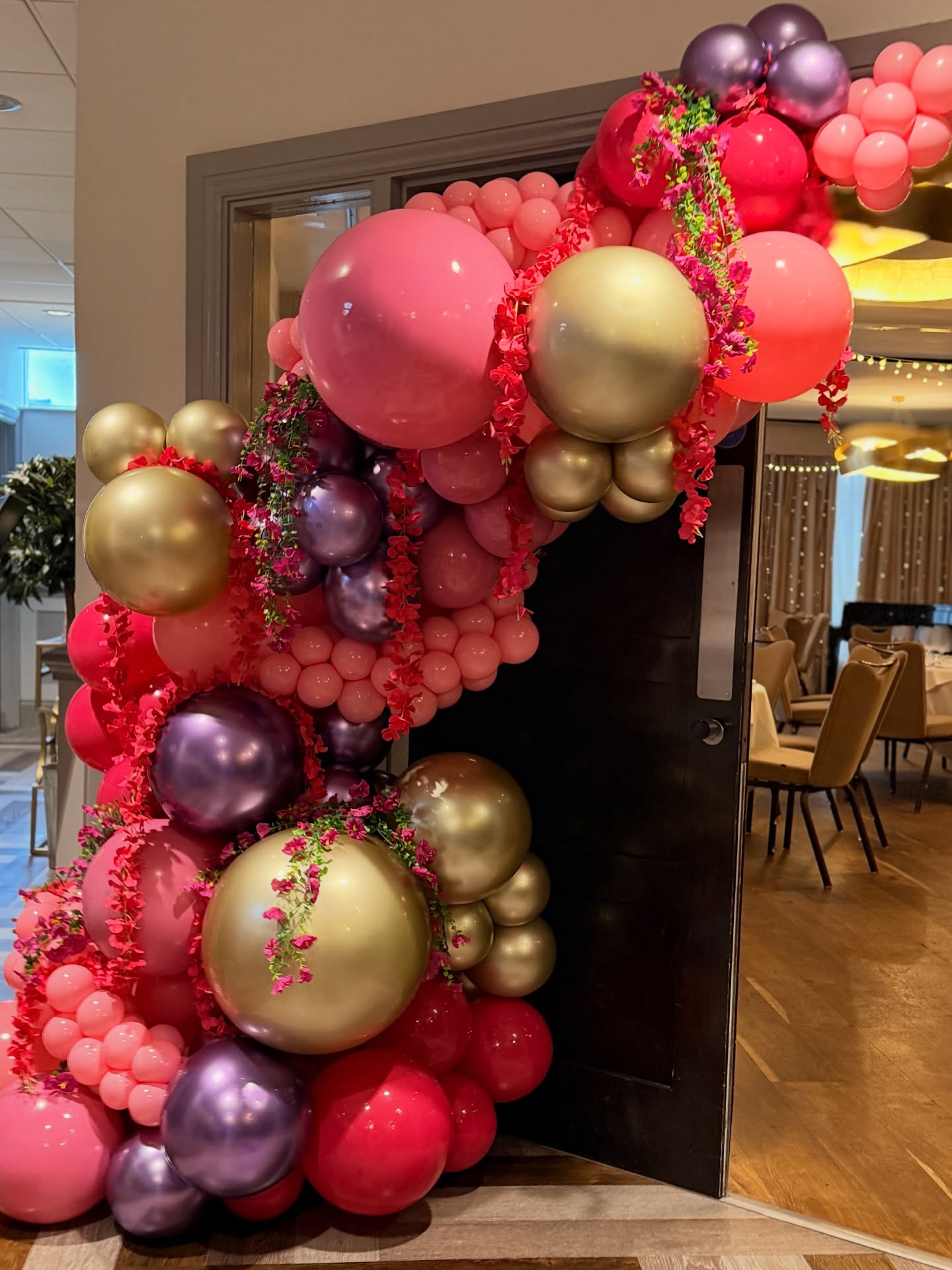 Mini balloon garlands wrapped around + faux florals 👌🏼Makes you feels like you’re in a tropical paradise. 🌺
#westparkhotel #harrogateballoons #birthdayballoons #miniballoongarland #harrogate