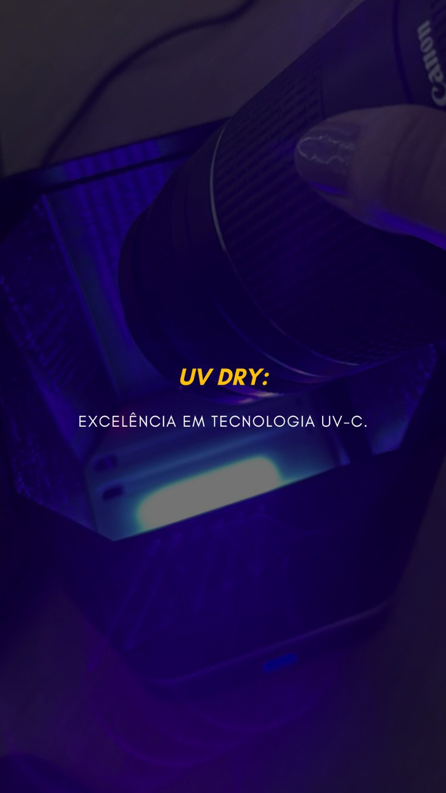 Projetada para atender aos padrões mais exigentes da fotografia profissional, a UV DRY é a síntese entre design minimalista e inteligência tecnológica.
Através da Engenharia de Luz UV-C, entregamos um nível de tecnologia e proteção que métodos passivos não conseguem alcançar. Não é apenas cuidado; é o controle absoluto sobre a integridade das suas lentes.
🔹 Inativação via Luz UV-C: Tecnologia de luz ultravioleta que atua diretamente no DNA dos fungos, impedindo sua reprodução e contaminação.
🔹 Desumidificação Inteligente: Software com sensores de precisão que avaliam a umidade da lente e aplicam o ciclo de desumidificação sob demanda, de forma automática.
🔹 Engenharia Ativa: Onde a tecnologia trabalha para blindar seu equipamento.
📱 WhatsApp: 47 9641-3498
🌐 Site: drylentes.com.br