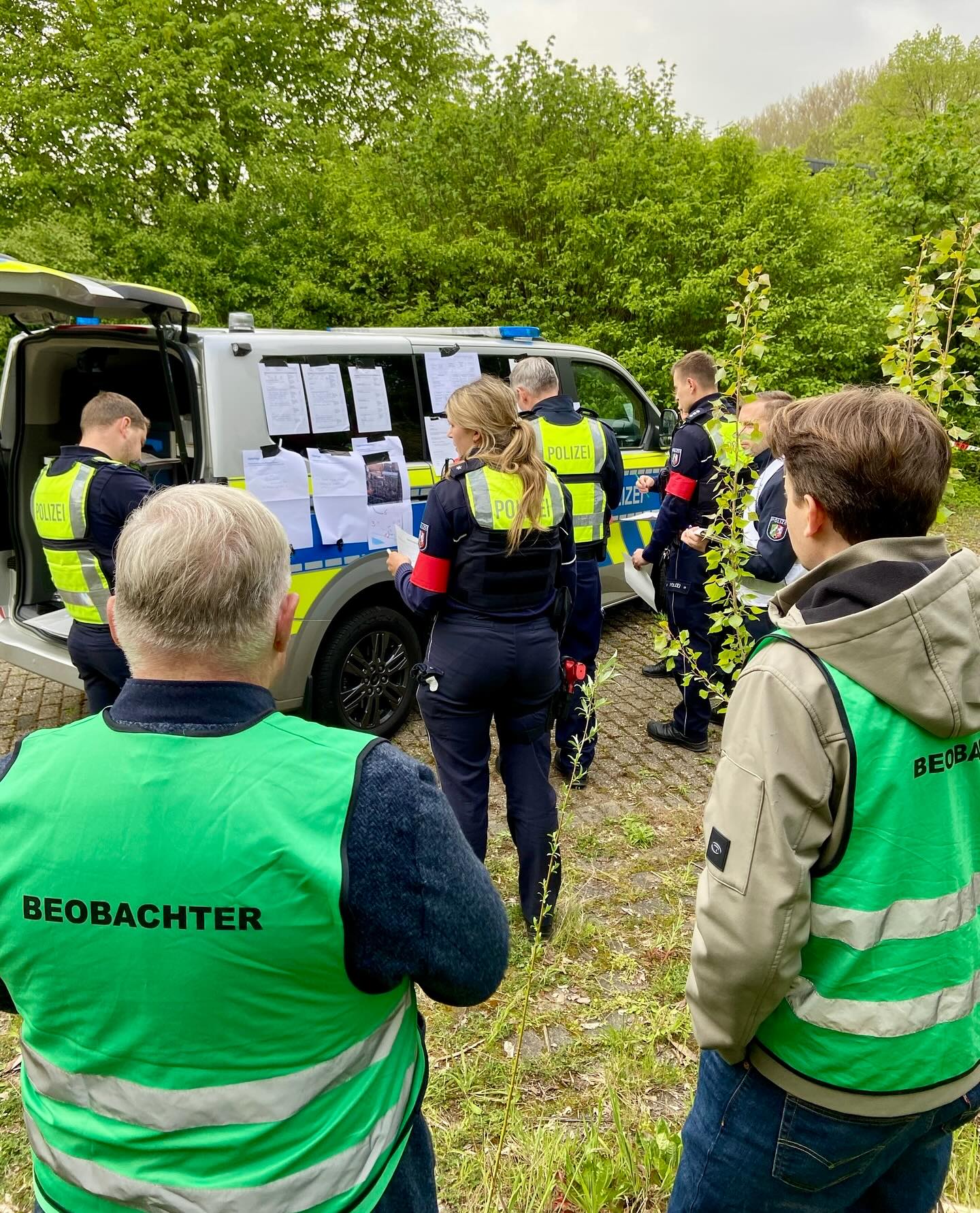 Sicherheit wird bei uns im Kreis großgeschrieben. Training für den Ernstfall ist deshalb wichtig!
Heute hat unsere Kreispolizeibehörde ein Geiselnahme-Szenario in der leerstehenden Paul-Klee-Schule in Leichlingen geübt.
Für mich war es interessant zu sehen, wie hochprofessionell und engagiert die Lage vom Eingang des Notrufs bis zum Zugriff bewältigt wurde!
Vielen Dank an alle Kolleginnen und Kollegen, die sich an der Vorbereitung und Durchführung der Übung beteiligt haben. Gute Arbeit!
#rheinischbergischerkreis #polizei #sicherheit #blaulichtfamilie