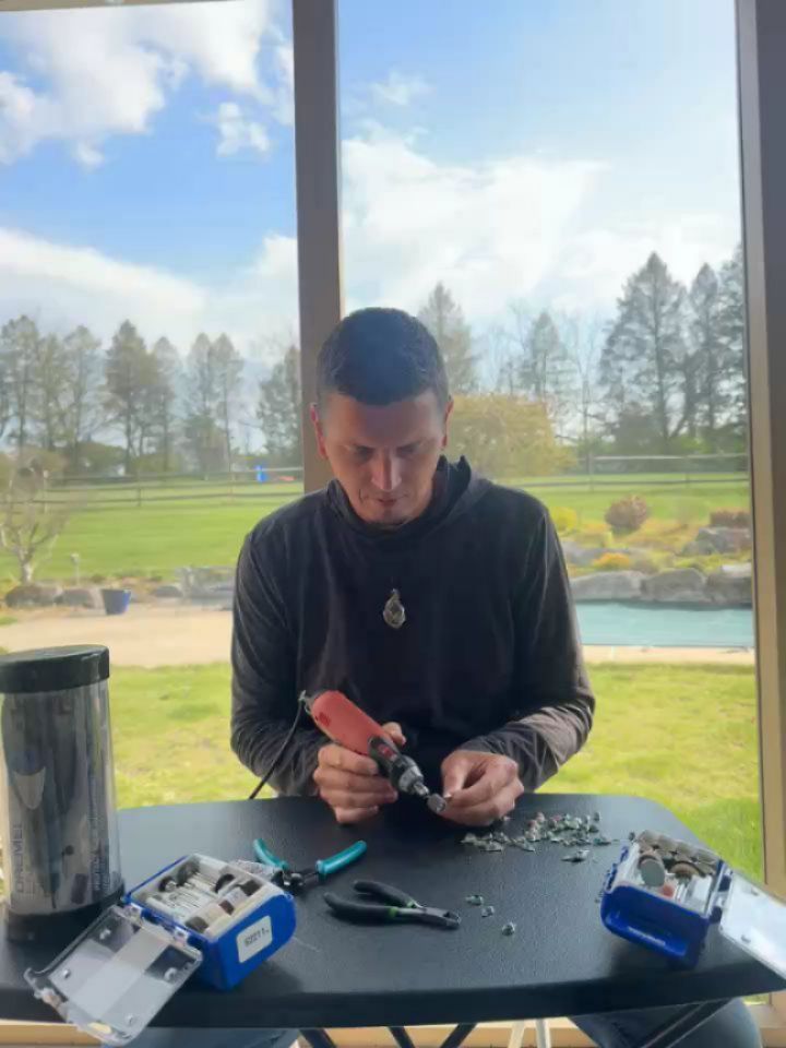 Enjoying some nice weather and keeping the dust outside! Final shaping and polishing on a batch of small earrings.
#handmadejewelry
#jewelrymaking
#wirewrappedjewelry
#silversmith