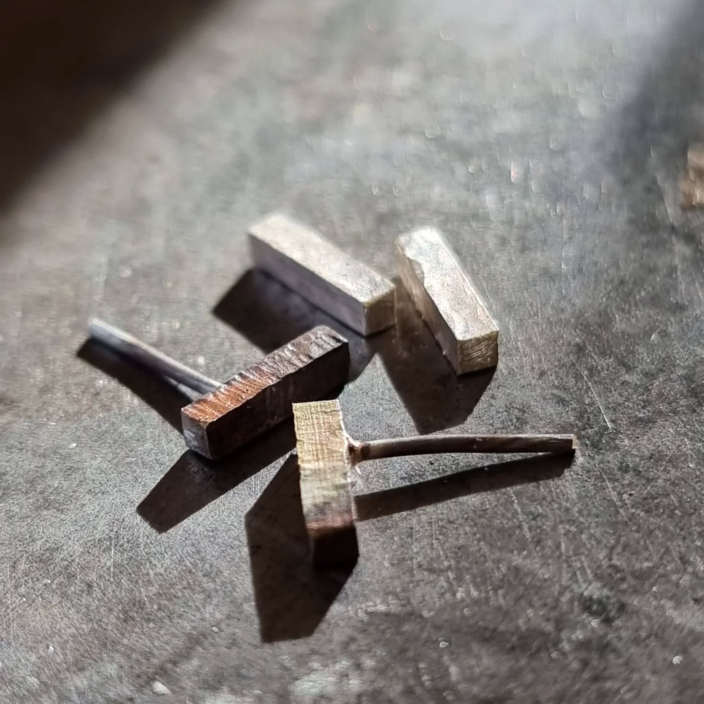 Travail en cours - je travaille aujourd'hui sur de minuscules clous d'oreilles - qui aurait cru qu'ils se transformeraient en de magnifiques boucles d'oreilles étincelantes :-)
Work in progress - working on tiny studs today - who would think that these will turn into beautiful sparkling earrings :-)
#bouclesdoreille #conques #artisanat