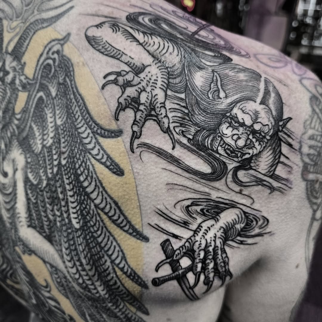 Some new additions to this insane back piece by @saralouie_tattoo ⚡️🖤
Featuring the healed centrepiece 😎
#backpiece #blackwork #tattoo #sixtyink