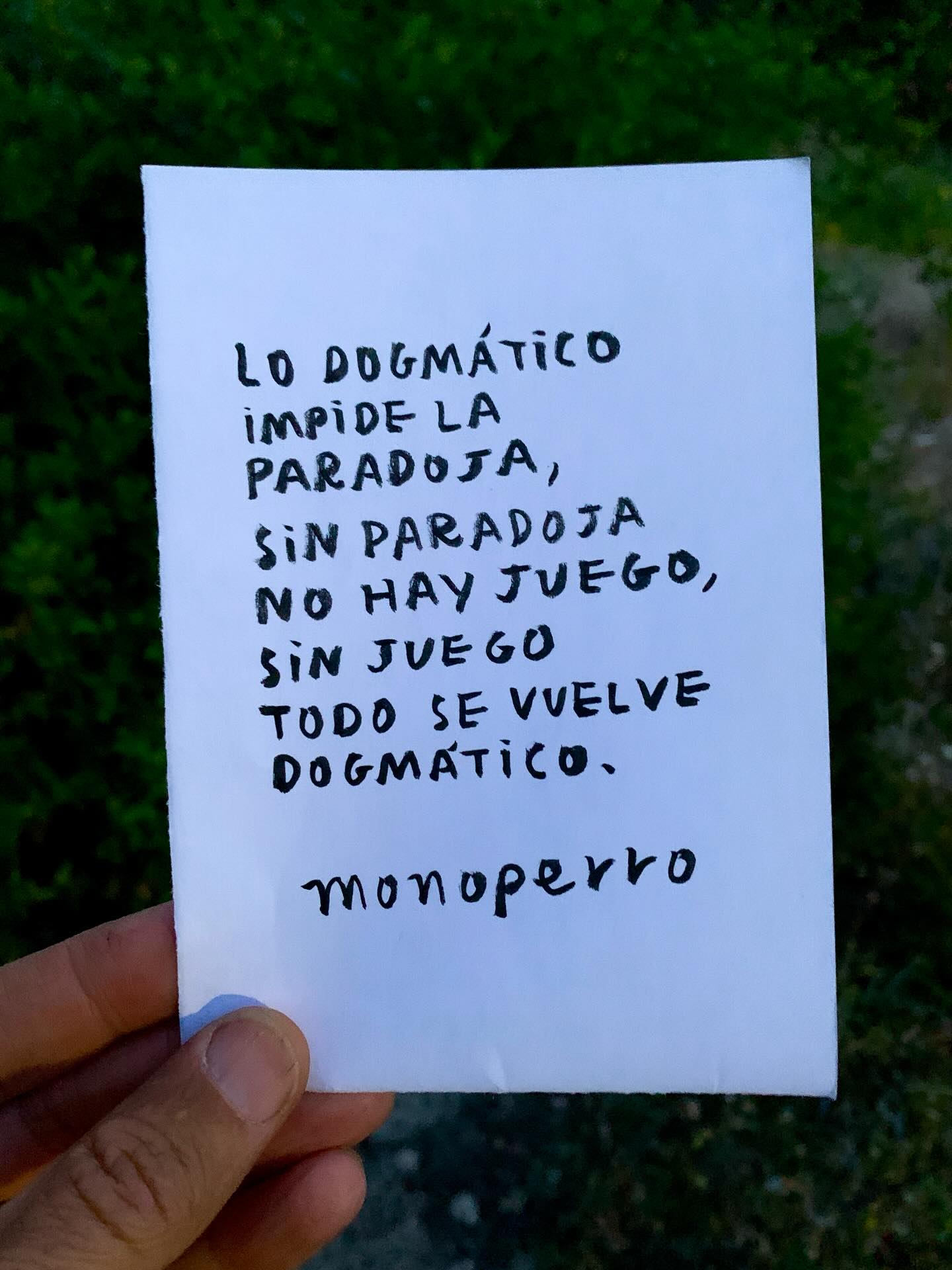 Lo dogmático
impide la
paradoja,
sin paradoja
no hay juego,
sin juego
todo se vuelve
dogmático.
#cancamusas
#elclubimperfecto
#ultralkymia