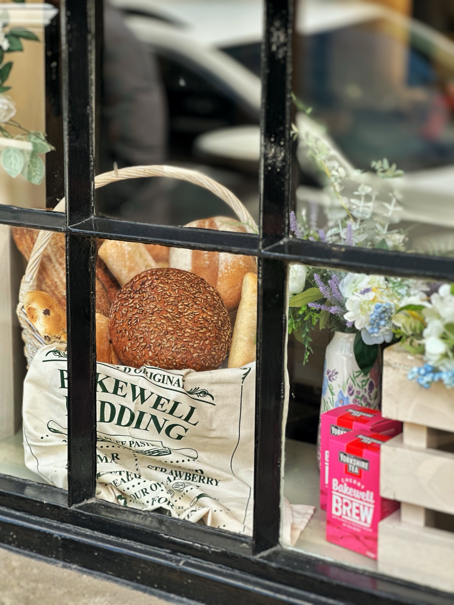 Fresh bread, baked daily and always waiting for you! 🥖
Lovingly crafted by our friends and colleagues at @thebakewellbakery our shelves are filled with irresistible choice every day 💫
Step inside and explore everything from crisp, flavourful sourdough and rich cheesy flatbreads to soft, hearty farmhouse loaves🍞
Tempting and ready to take home! 🏡
#freshbread #bakewell #bakery #oldoriginalbakewellpuddingshop #thebakewellbakery