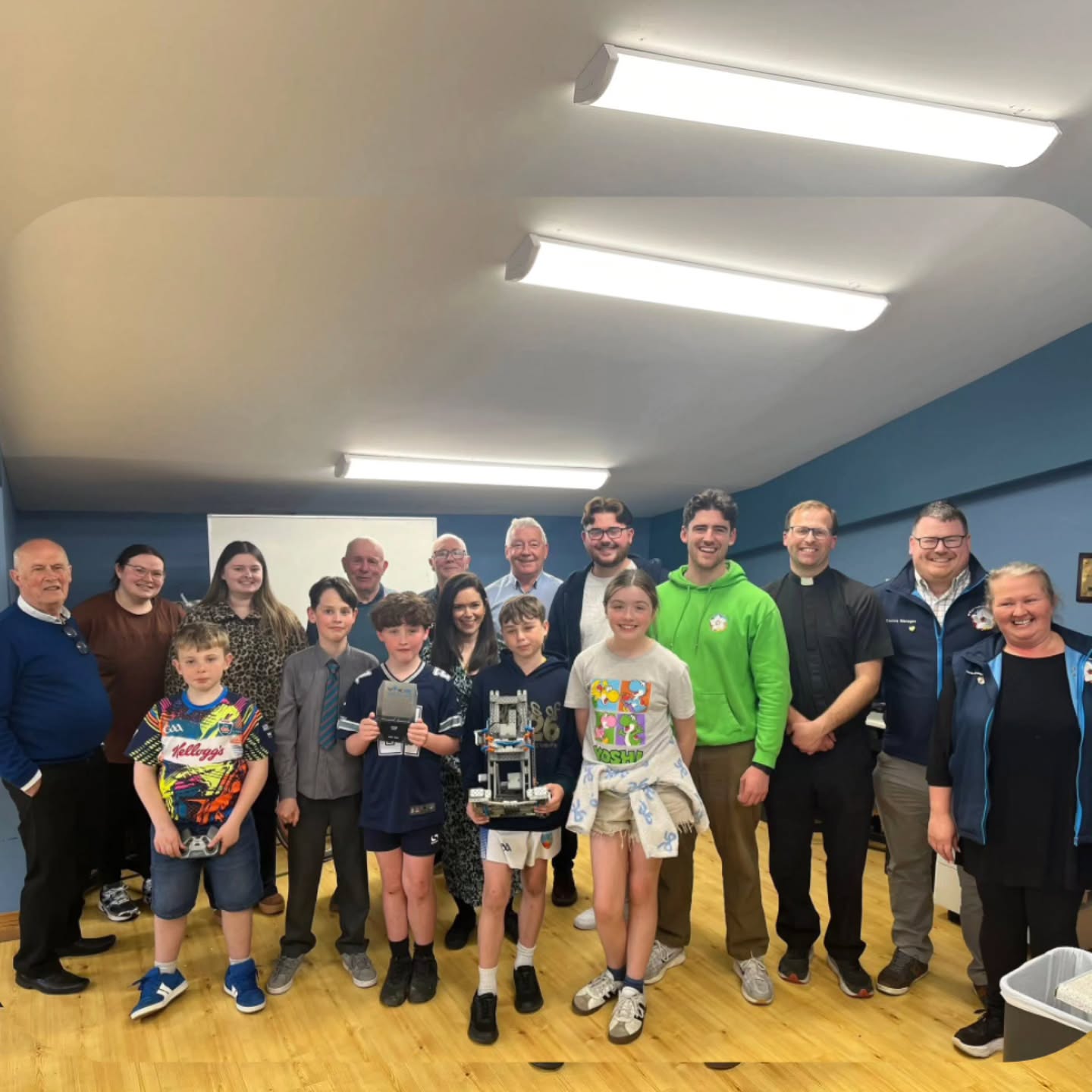 Our Vex and Robotics team tonight with their trophy pictured with the Board of Management of St Mary's Youth and Community Centre. Well done guys. 🏆
#stmarysyouthcentretullamore #tullamore #youthcentre #VEXRobotics #goodday