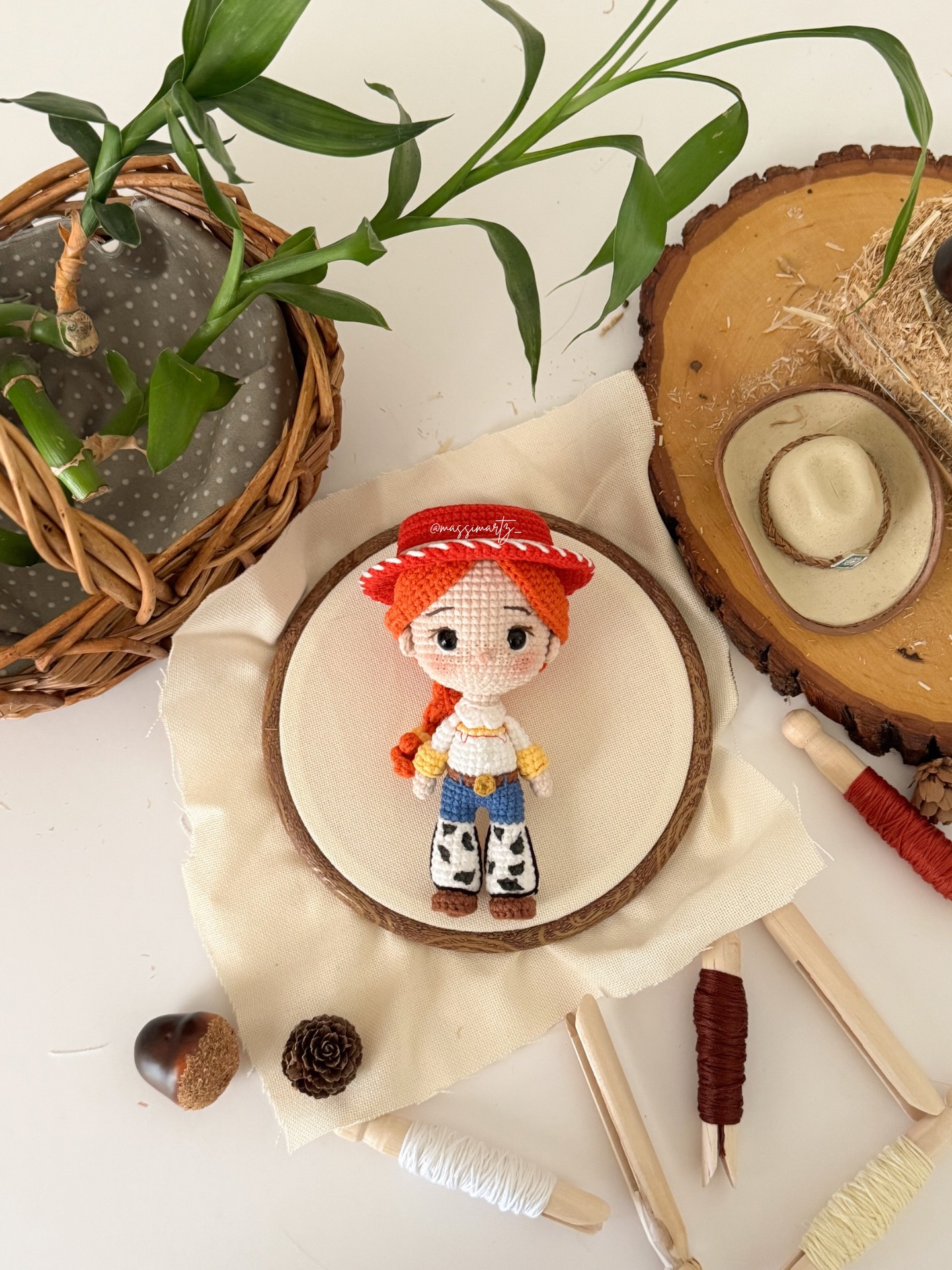 🤠✨ Jessie la vaquerita llegó 💛
tan valiente, divertida y con toda la actitud 💥
No puedo con sus detallitos 🥹🧶
(ese sombrerito, las trencitas… todo 🫶)
Por ahí les dejé el paso a paso para que también puedan hacer la suya 👀✨
¿Quién se anima?
#toystory #jessie #amigurumi #freepattern #crochet