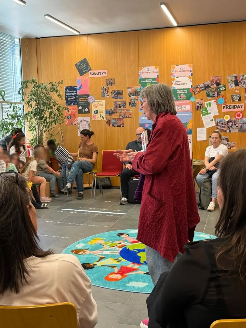 @volksschulelevis Wir bedanken uns herzlich bei @schuleimaufbruch.oesterreich für diesen eindrucksvollen Nachmittag! 👏🏻👏🏽👏🏿
Ein besonderer Dank geht and Margret Rasfeld, Sabine Scheffknecht und Andrea Moosbrugger.
Unsere Schulkinder erzählten von ihren Erfahrungen mit FreiDay und dem Konflitlots:inn:en-Projekt. Margret Rasfeld ließ keine Frage unbeantwortet und munterte alle Kinder auf, immer neugierig und verantwortungsvoll zu bleiben.
Danke an alle die sich dir Zeit genommen haben und dabei waren! ☺️🏫