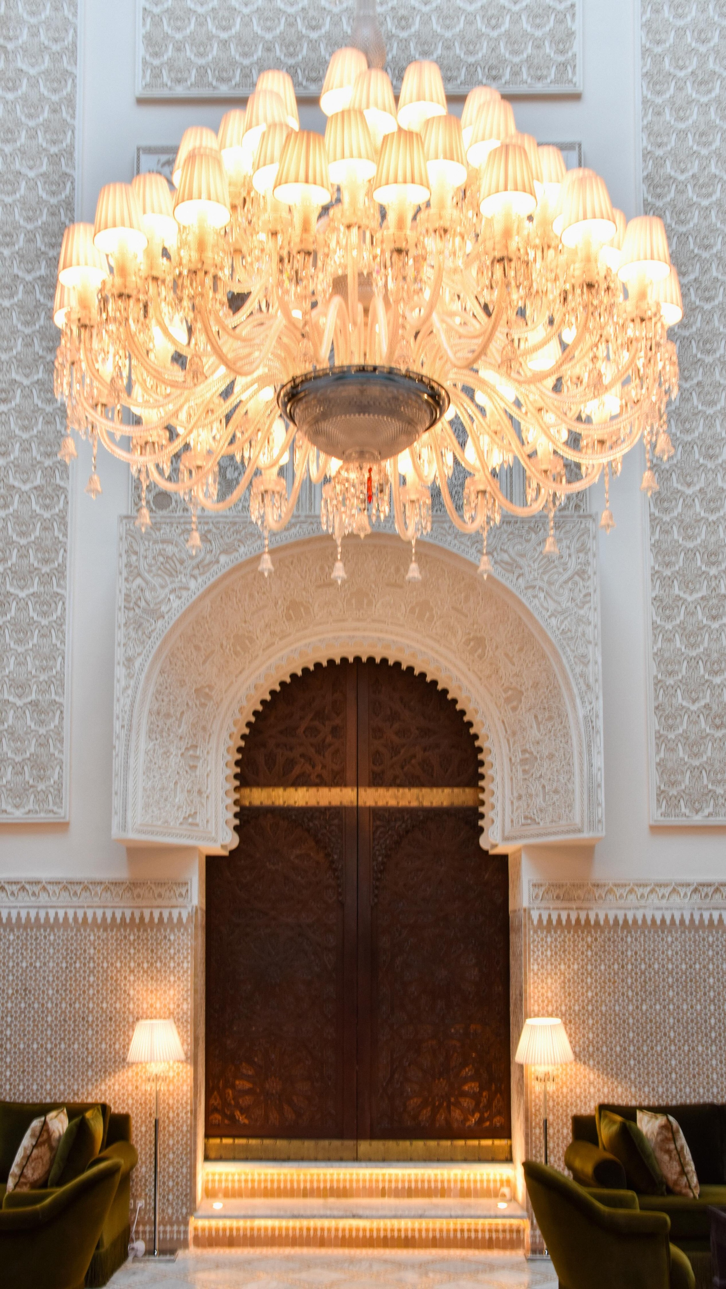 At Palais de Fès, the art of details tells the story 🤍✨
From hand-crafted zellij to sculpted plaster, every corner reflects the beauty of Moroccan traditions and timeless craftsmanship
#morocco #moroccanart #morocco🇲🇦 #zelij