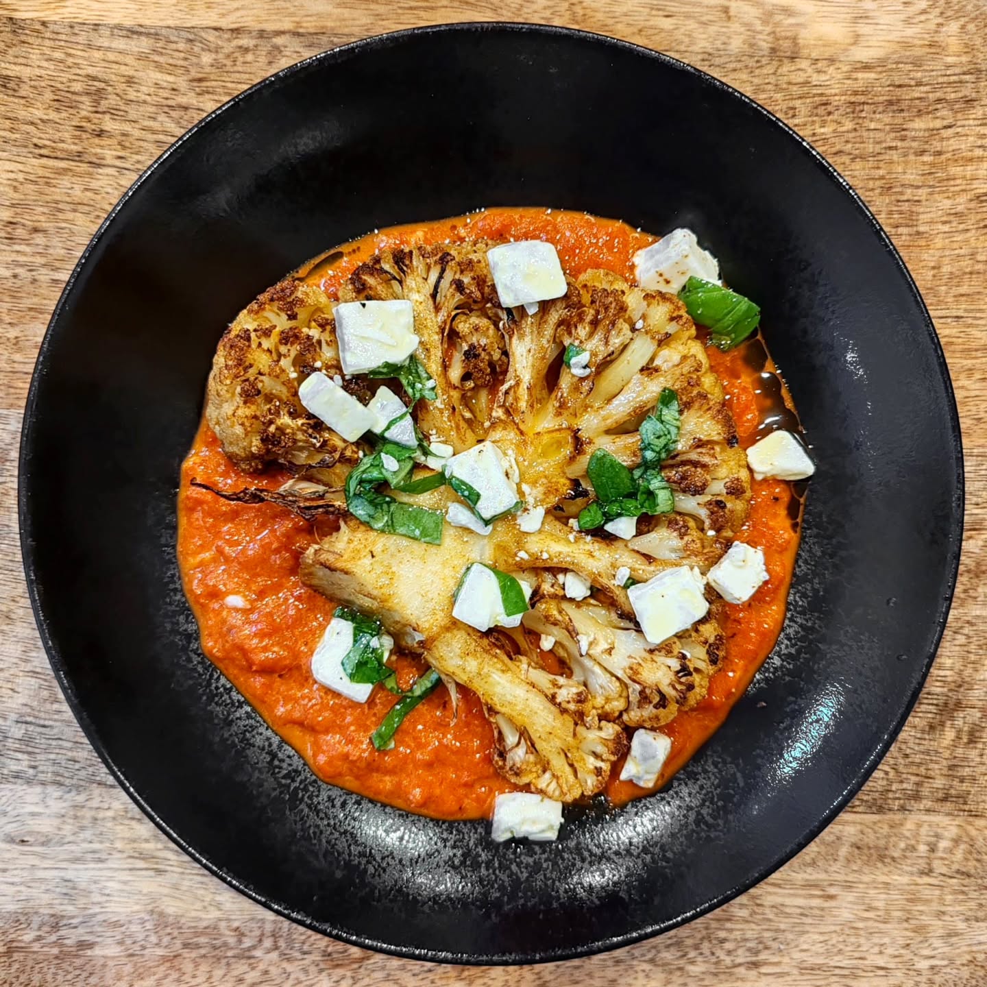 Steak de chou fleur rôti au paprika et aux épices, crème de poivrons aux amandes, feta basilic citron ❤️