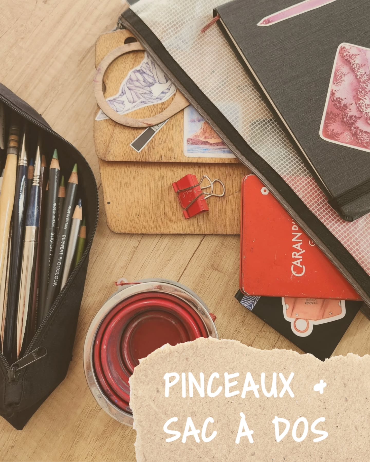 Mon Bazar 🎨🖌 pour dessiner en Rando 🫶🏔📓
Depuis plusieurs années, je pars régulièrement en montagne pour me couper du bruit du monde et prendre le temps de peindre...
Je ne suis pas trop de la team des Usk qui croquent plus vite que leurs ombres (par contre leur rapidité m'a toujours fascinée). Je suis de celles qui prennent le temps... 🐢
Le temps d'étaler mon bazar, de plonger dans le paysage. De regarder les mouches voler. De faire un premier croquis... et 2h plus tard de le terminer.
Donc j'emmène un petit tas de couleurs avec moi là haut et vous êtes nombreux à me demander si ce n'est pas trop lourd. La réponse en images.
N'hésitez pas à poser vos questions en commentaires, je réponds à tout ! Enfin lundi, quand je rentre de mon escapade 😉
#carnetdevoyage #artduvoyage #slowtravel
#sktechtools #brushesandmouuntains
©️ Présentation inspirée de @blooopie_