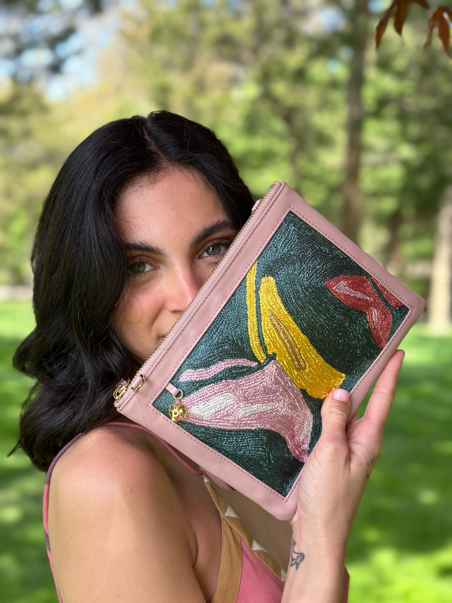 We’ve handpicked our favorite designs for you—thoughtful Mother’s Day gifts that give back! ✨FREE delivery USA Orders . Gift Guide ☝🏼bio
.
.
.
.
.
#giftsformum #ethicalfashionbrand #brandsgiveback #ethicalluxury