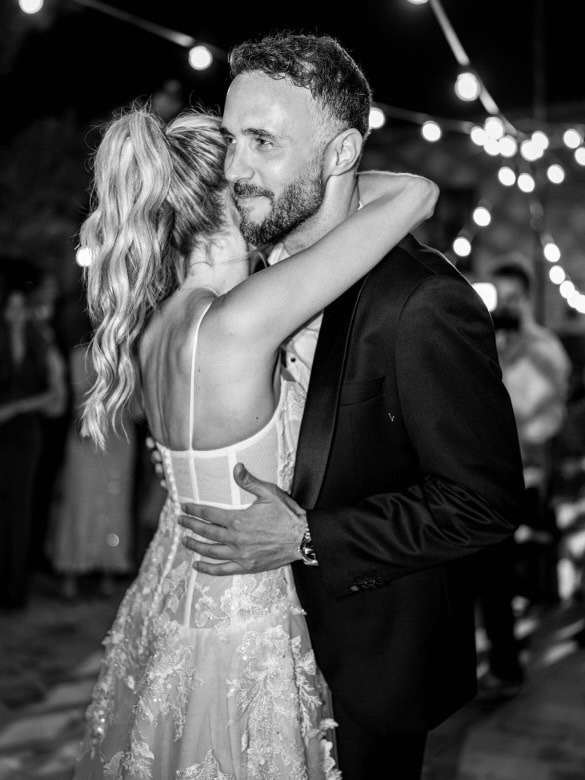 Yael est venu me rencontrer 8 mois avant la date de son mariage, le timing idéal pour la confection d'une robe de mariée sur-mesure ! Elle rêvait d'une robe bustier avec des bretelles dentelle et un bas fluide. Après l'essayage de quelques modèles, la robe Eileen semble correspondre à son envie... Après quelques jours de réflexion, Yael me confirme son choix pour la robe Eileen, qui sera réalisée sur-mesure et adaptée à sa morphologie et à ses envies !
Mille mercis à @yael.halioua pour sa confiance,
Envie de découvrir son retour ? Rendez-vous en slide 2. 🖤
✨ À la recherche d'une robe de mariée qui s'adapte à toi et non l'inverse ? Je suis Manon Gontero, créatrice de robes de mariée depuis 15 ans. Je t'accompagne personnellement dans la confection de ta robe sur-mesure depuis mon atelier-boutique marseillais.
📍 Réserve ton essayage directement via le lien dans ma bio et imaginons ensemble la robe qui te ressemble.
#robedemariee #weddingdress #robedemarieesurmesure #bride2025