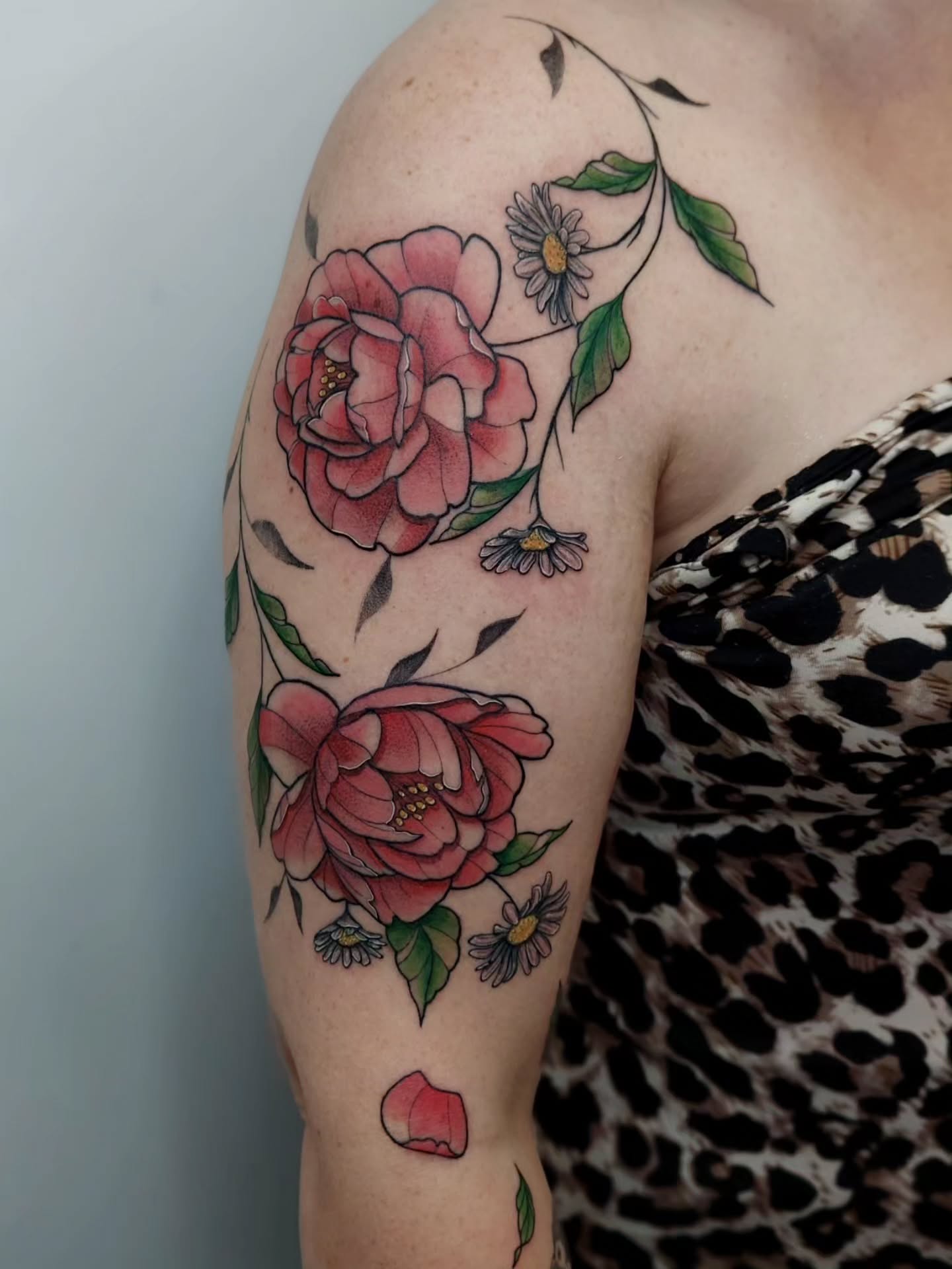 👋👋,
✨️ajout couleur ✨️
Mise en couleur du joli floral, traçages et ombrages réalisé il y a 1 mois.
Merci à Adeline de m'avoir renouvelé sa confiance!!
Alors vous préférez avec ou sans couleur ?!
Belle soirée ☀️
@hand_ink_
@needlesbee22
@bigwasp.official
@sunskintattoo
@itctattoopiercing
@aurelia.itc
