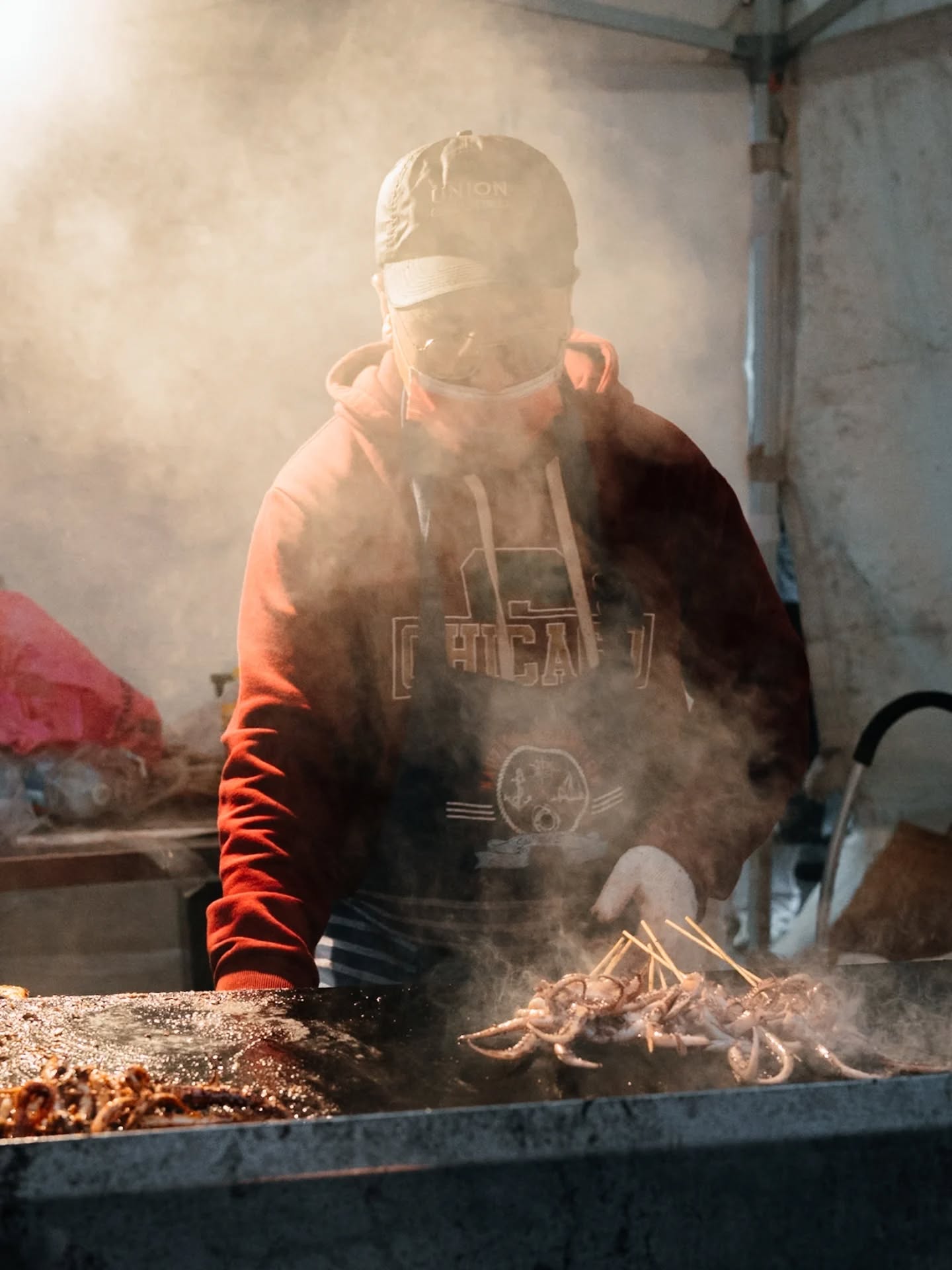 Il y a une énergie particulière dans les marchés de street food. On y va pour les odeurs, pour le bruit des cuisines en plein air et pour cette ambiance sans chichis. J'ai aimé capturer ces moments de vie : la fumée qui s'échappe des stands, la préparation des plats sous nos yeux et ce mélange de couleurs sur les étals. C’est un décor vivant, brut, où chaque stand raconte une histoire différente. C’est le genre d’endroit où l’on prend autant de plaisir à observer qu’à goûter.
---
There’s a special energy in street food markets. You go there for the smells, the sound of outdoor kitchens, and that no-fuss atmosphere. I loved capturing these moments: the smoke rising from the stalls, the food being prepared right in front of us, and the mix of colors on the displays. It’s a lively, raw setting where every stand tells a different story. It’s the kind of place where you enjoy watching just as much as eating.