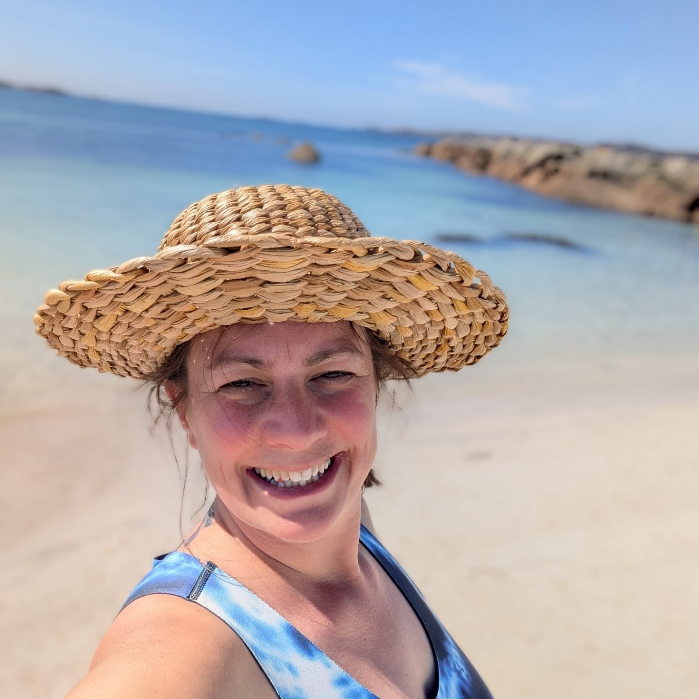 Ah a few days camping in the sun. Just what the soul needed. Many ice creams, started a @histenvscot membership at Iona Abbey, sea sandwort and (unlike most folks reason for going to Iona) my annual pilgrimage for my favourite allium... Snow bells aka three-cornered leek 🌱💚👣