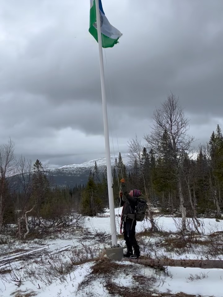 Nu halar vi flaggan & tackar ödmjukt alla gäster som besökt oss 😃
Extra varmt tack till våra fina stamgäster för en härlig säsong i vått, kallt, varmt å sol
🙏❤️🙏
Tack, tack, tack underbara medarbetare för att ni förgyllt stugan och kämpat på! Ni är fantastiska var och en.
🙏🌟🥰🙏
Nu ska stugan vila och få lite extra puts och omvårdnad och ladda inför sommaren
🌼 ☀️ ⛰️
Varmt välkommen 26 juni, då vi hissar flaggan igen 🧇❤️