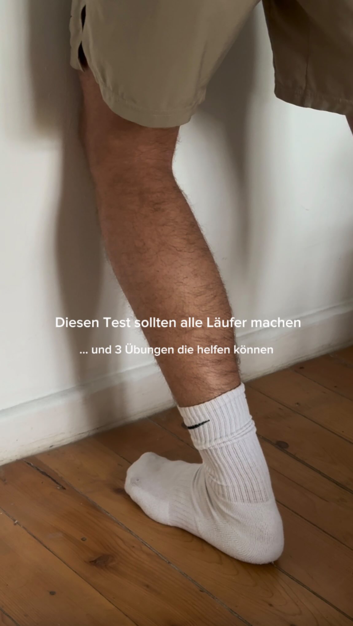 Mobilität im Sprunggelenk ist einer der wichtigsten Aspekte für eine „gute“ Bewegung.
Wenn hier Bewegungsradius fehlt, kompensieren andere Strukturen und genau das kann dann Probleme machen.
Der Test ist vielen bekannt und absolut Standard. Aber was man dagegen tun kann wissen nicht viele.
Diese Übungen sind eine kleine Auswahl an Ansatz-Möglichkeiten.
Übung 3 habe ich erst neulich bei @davidgreyrehab gesehen und bin Aufjedenfall Fan von der Variante. 🙌