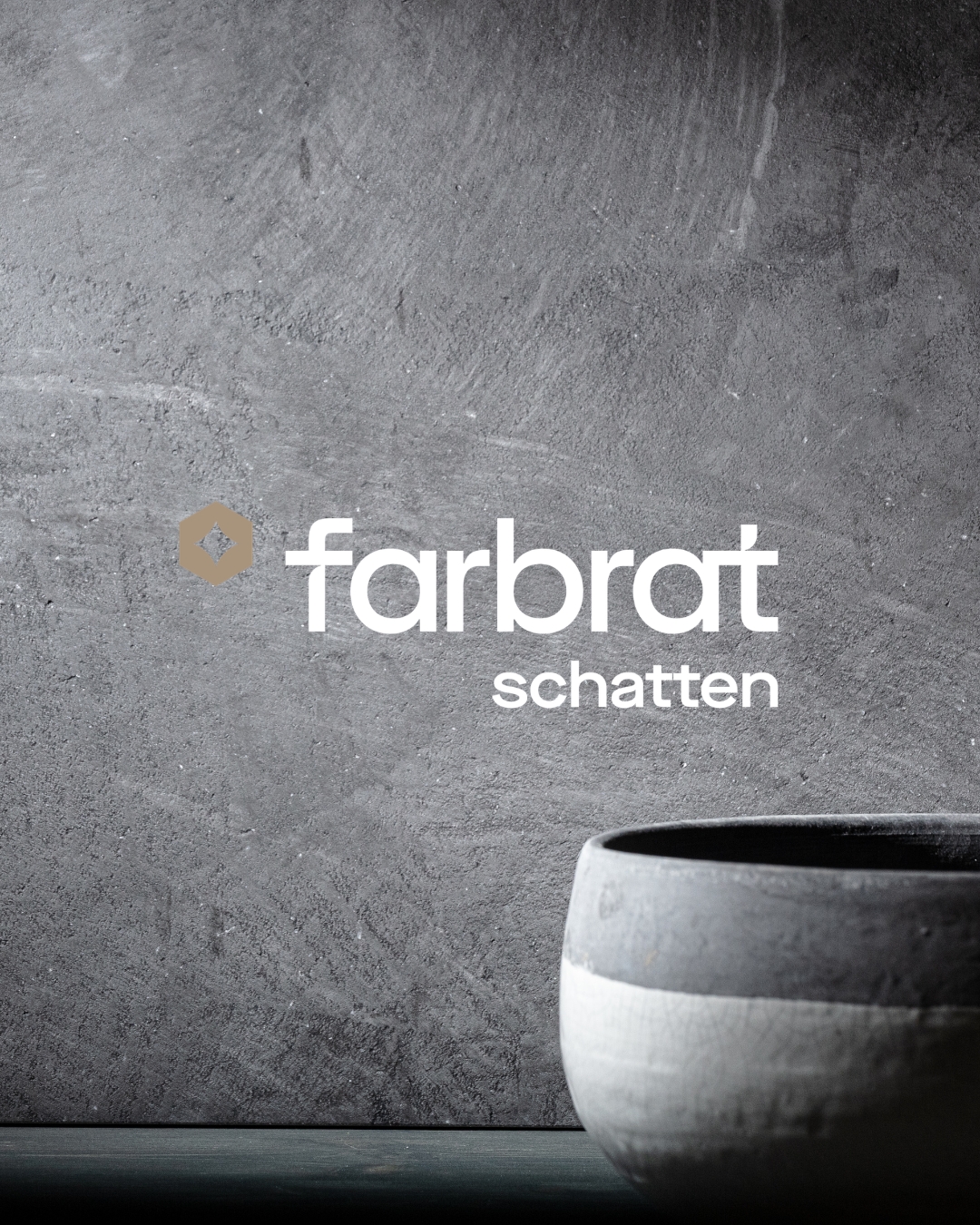 Dunkel gestaltet. Klar gedacht.
Die Wand schatten reduziert Räume auf das Wesentliche und verleiht ihnen gleichzeitig neue Tiefe.
Ein Spiel aus Licht, Struktur und Stille. 🌒
Erleben Sie die Wirkung live in unserem Showroom – Termin per 📞 oder ✉️.
