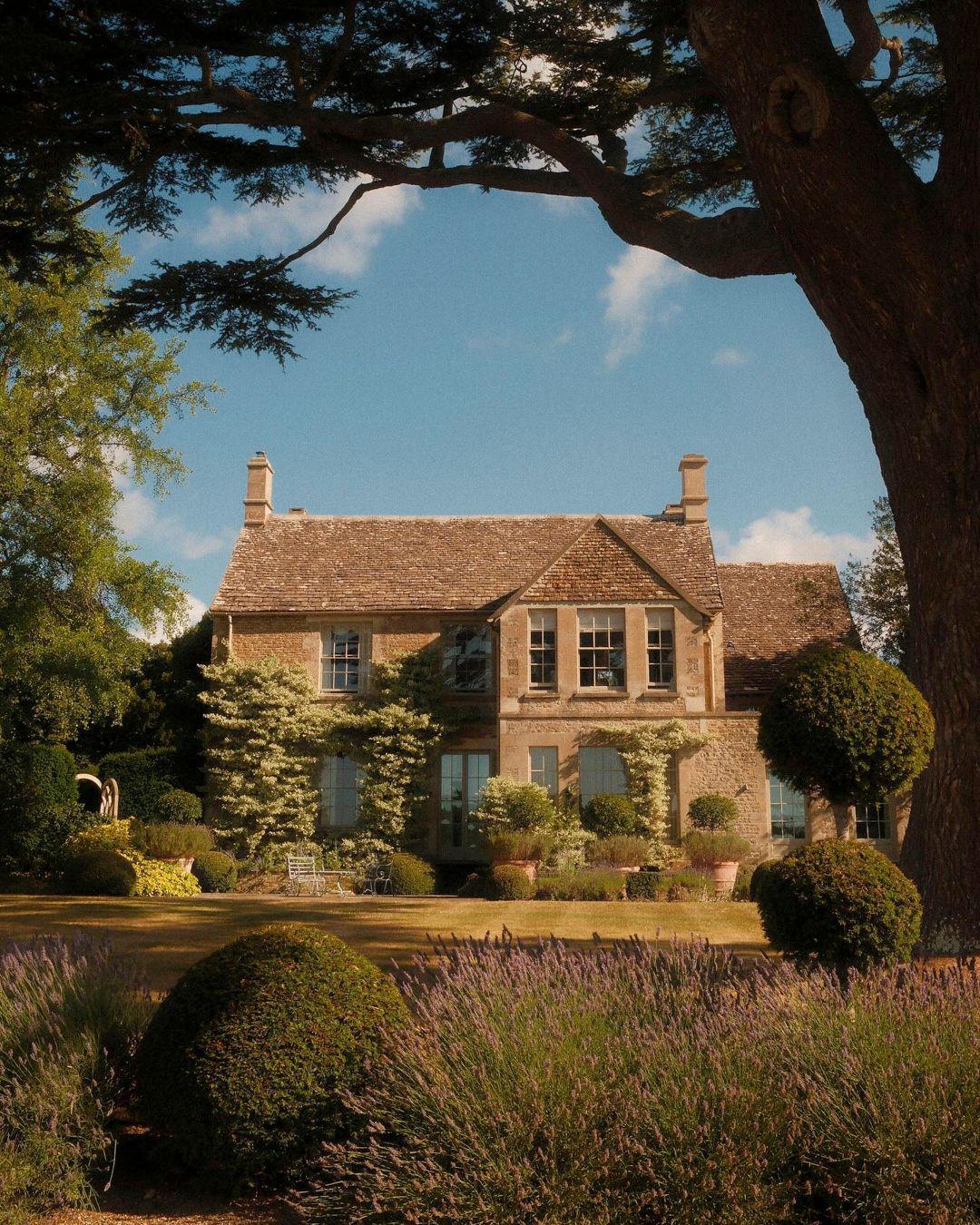 If an English countryside estate has ever crossed your mind, this is your sign.
Thyme in the Cotswolds is more than a hotel...it’s a working farm, cooking school, spa, and a collection of restored cottages, all woven quietly into the landscape.
Days unfold easily: cooking classes, garden walks, and long, unhurried meals at Ox Barn (one of the region’s standouts).
Even the spa is rooted here, with botanicals grown on the estate.
If the Cotswolds are calling, this is a stay that brings it all within reach.
#AWorldWithinReach #SmartFlyer #Virtuosoltd
.
.
.
.
#cotswolds #uktravel #luxurytraveladvisor #countryescape #slowtravel