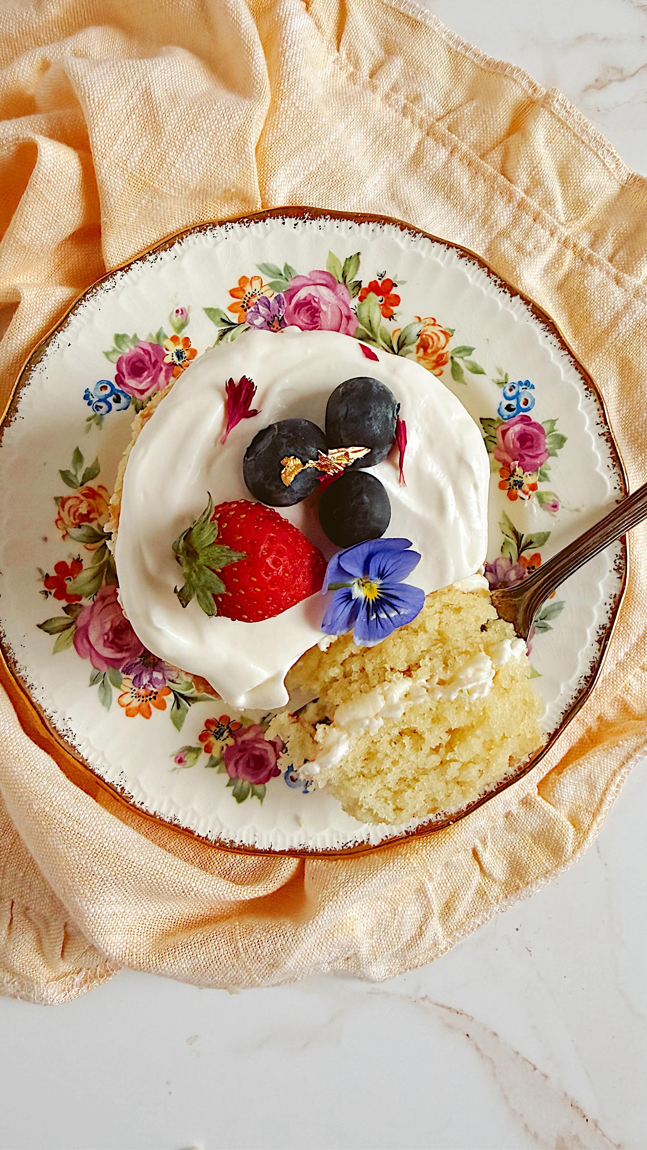 There have been some delays around here getting the pre-order up so there won't be one go the Mother's Day sale other then the Wedding Tasting Boxes which are up on the site now.
These sweet little cakes will also be available at the sale Saturday May 9th 12-4
Vanilla cake with a strawberry filling and topped with a Greek yogurt icing which is so refreshing you'll love it š
.
#norwood #peterborough #cottagecountry #kawarthas #northumberland